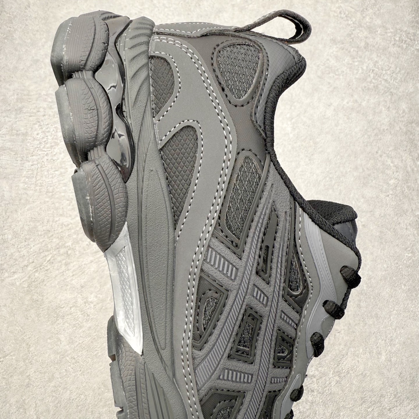 图片[6]-Asics GEL-NYC 亚瑟士防滑耐磨透气低帮运动休闲鞋 GEL-NYC™ 运动鞋的灵感源自传统和现代高性能跑步风格 其鞋面结构参考了 2000 年代初的 GEL-NIMBUS™ 3 鞋 并将其与 MC-PLUS V 设计中的各种装饰融为一体 该工装通过使用 GEL-CUMULUS® 16 鞋的工装系统来对比鞋面的复古风格 通过轻质泡沫和 GEL® 技术嵌入物的结合 这种中底结构有助于创造先进的脚底舒适度 尺码：36 37 37.5 38 39 40.5 41.5 42 42.5 43.5 44 45-选品中心