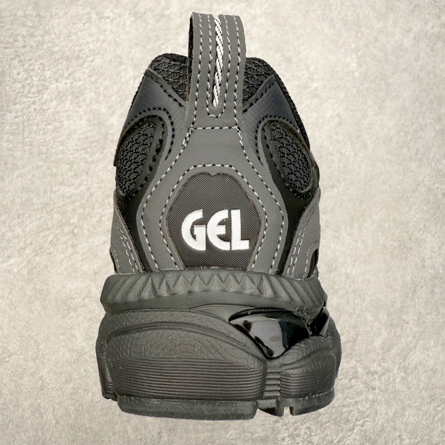 图片[8]-Asics GEL-NYC 亚瑟士防滑耐磨透气低帮运动休闲鞋 GEL-NYC™ 运动鞋的灵感源自传统和现代高性能跑步风格 其鞋面结构参考了 2000 年代初的 GEL-NIMBUS™ 3 鞋 并将其与 MC-PLUS V 设计中的各种装饰融为一体 该工装通过使用 GEL-CUMULUS® 16 鞋的工装系统来对比鞋面的复古风格 通过轻质泡沫和 GEL® 技术嵌入物的结合 这种中底结构有助于创造先进的脚底舒适度 尺码：36 37 37.5 38 39 40.5 41.5 42 42.5 43.5 44 45-选品中心