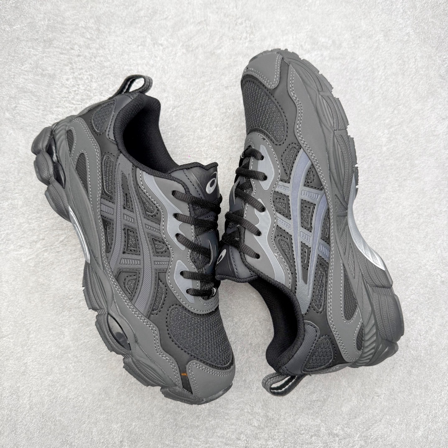 图片[3]-Asics GEL-NYC 亚瑟士防滑耐磨透气低帮运动休闲鞋 GEL-NYC™ 运动鞋的灵感源自传统和现代高性能跑步风格 其鞋面结构参考了 2000 年代初的 GEL-NIMBUS™ 3 鞋 并将其与 MC-PLUS V 设计中的各种装饰融为一体 该工装通过使用 GEL-CUMULUS® 16 鞋的工装系统来对比鞋面的复古风格 通过轻质泡沫和 GEL® 技术嵌入物的结合 这种中底结构有助于创造先进的脚底舒适度 尺码：36 37 37.5 38 39 40.5 41.5 42 42.5 43.5 44 45-选品中心