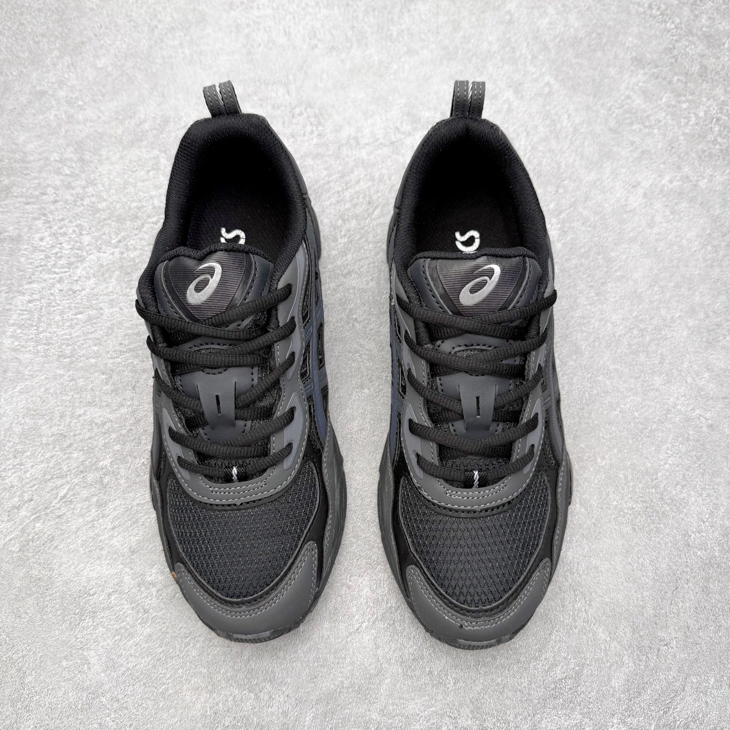 图片[2]-Asics GEL-NYC 亚瑟士防滑耐磨透气低帮运动休闲鞋 GEL-NYC™ 运动鞋的灵感源自传统和现代高性能跑步风格 其鞋面结构参考了 2000 年代初的 GEL-NIMBUS™ 3 鞋 并将其与 MC-PLUS V 设计中的各种装饰融为一体 该工装通过使用 GEL-CUMULUS® 16 鞋的工装系统来对比鞋面的复古风格 通过轻质泡沫和 GEL® 技术嵌入物的结合 这种中底结构有助于创造先进的脚底舒适度 尺码：36 37 37.5 38 39 40.5 41.5 42 42.5 43.5 44 45-选品中心