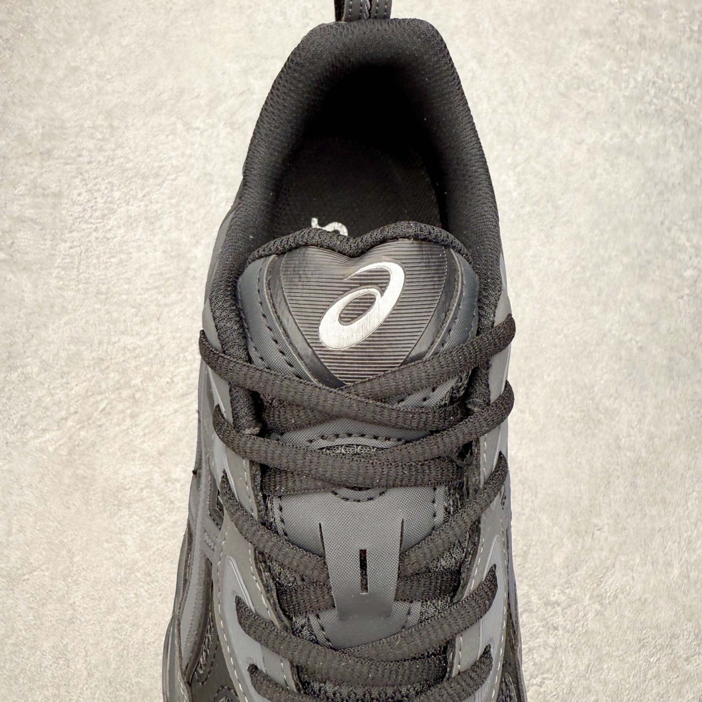 图片[5]-Asics GEL-NYC 亚瑟士防滑耐磨透气低帮运动休闲鞋 GEL-NYC™ 运动鞋的灵感源自传统和现代高性能跑步风格 其鞋面结构参考了 2000 年代初的 GEL-NIMBUS™ 3 鞋 并将其与 MC-PLUS V 设计中的各种装饰融为一体 该工装通过使用 GEL-CUMULUS® 16 鞋的工装系统来对比鞋面的复古风格 通过轻质泡沫和 GEL® 技术嵌入物的结合 这种中底结构有助于创造先进的脚底舒适度 尺码：36 37 37.5 38 39 40.5 41.5 42 42.5 43.5 44 45-选品中心