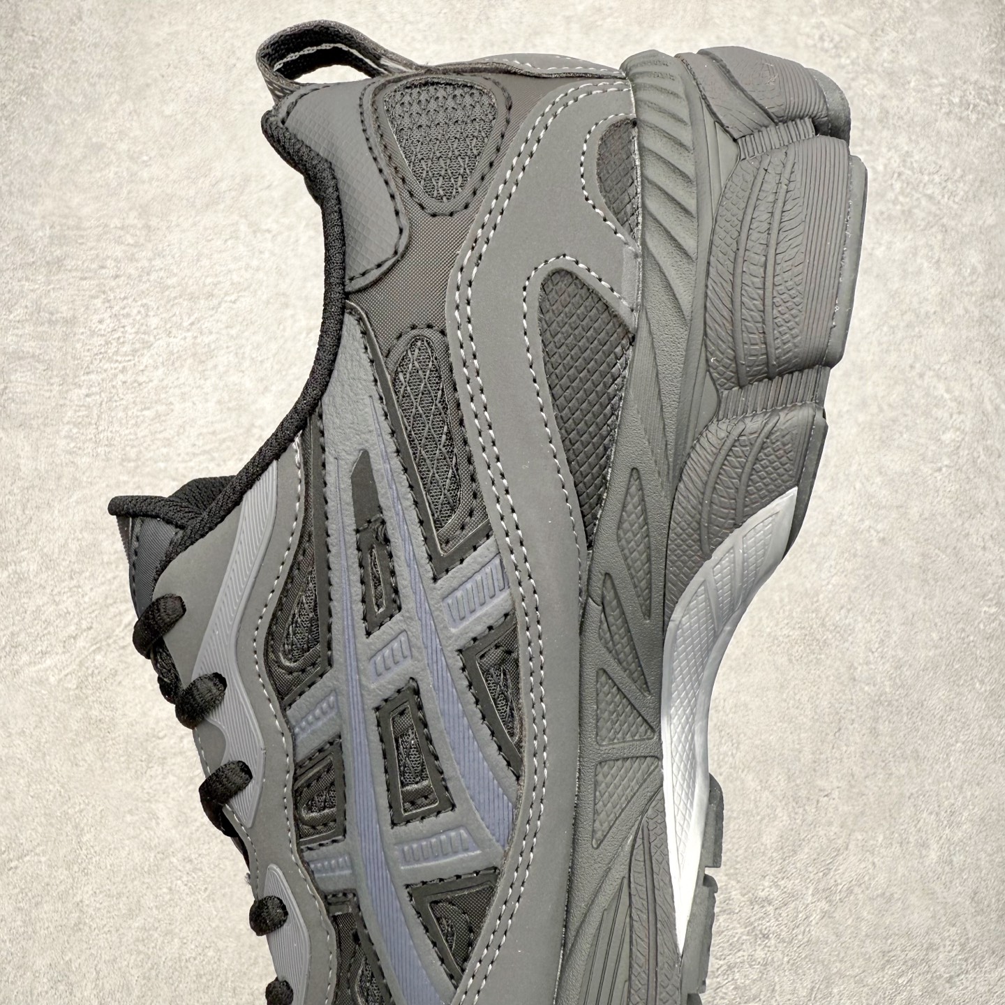 图片[7]-Asics GEL-NYC 亚瑟士防滑耐磨透气低帮运动休闲鞋 GEL-NYC™ 运动鞋的灵感源自传统和现代高性能跑步风格 其鞋面结构参考了 2000 年代初的 GEL-NIMBUS™ 3 鞋 并将其与 MC-PLUS V 设计中的各种装饰融为一体 该工装通过使用 GEL-CUMULUS® 16 鞋的工装系统来对比鞋面的复古风格 通过轻质泡沫和 GEL® 技术嵌入物的结合 这种中底结构有助于创造先进的脚底舒适度 尺码：36 37 37.5 38 39 40.5 41.5 42 42.5 43.5 44 45-选品中心