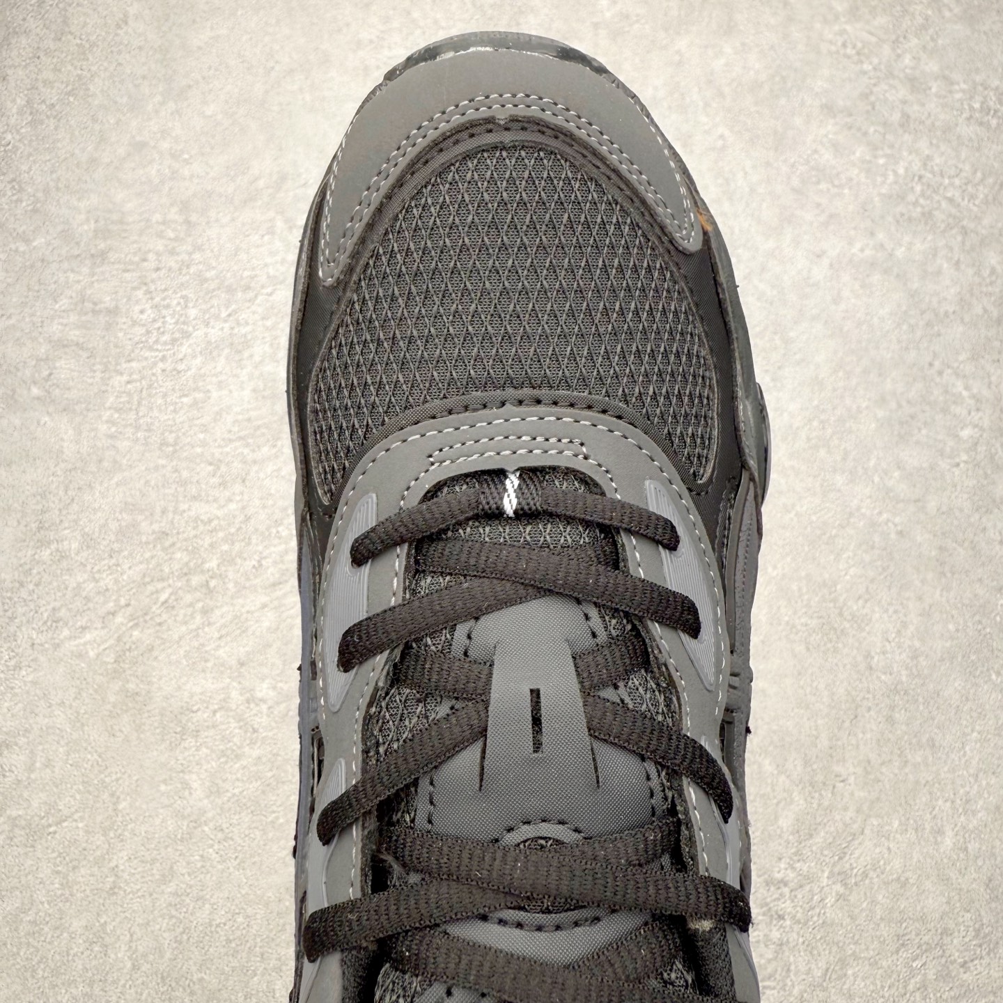 图片[4]-Asics GEL-NYC 亚瑟士防滑耐磨透气低帮运动休闲鞋 GEL-NYC™ 运动鞋的灵感源自传统和现代高性能跑步风格 其鞋面结构参考了 2000 年代初的 GEL-NIMBUS™ 3 鞋 并将其与 MC-PLUS V 设计中的各种装饰融为一体 该工装通过使用 GEL-CUMULUS® 16 鞋的工装系统来对比鞋面的复古风格 通过轻质泡沫和 GEL® 技术嵌入物的结合 这种中底结构有助于创造先进的脚底舒适度 尺码：36 37 37.5 38 39 40.5 41.5 42 42.5 43.5 44 45-选品中心