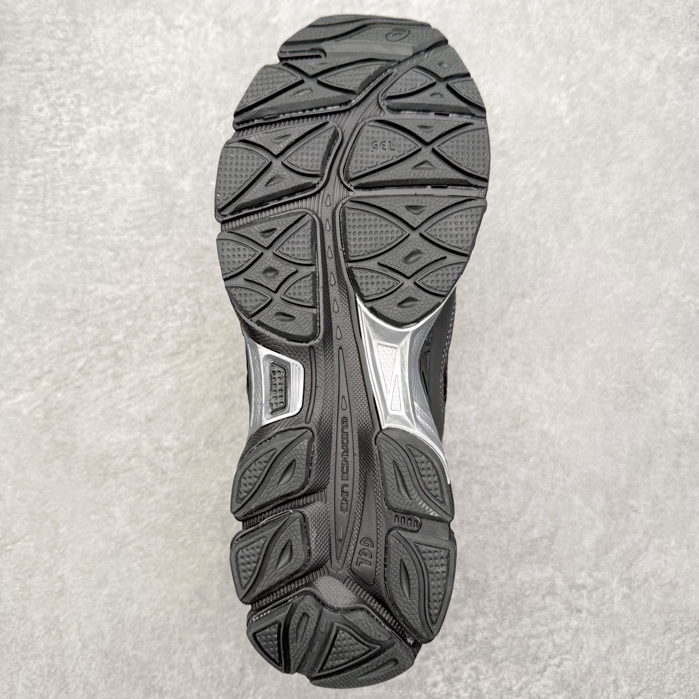 图片[9]-Asics GEL-NYC 亚瑟士防滑耐磨透气低帮运动休闲鞋 GEL-NYC™ 运动鞋的灵感源自传统和现代高性能跑步风格 其鞋面结构参考了 2000 年代初的 GEL-NIMBUS™ 3 鞋 并将其与 MC-PLUS V 设计中的各种装饰融为一体 该工装通过使用 GEL-CUMULUS® 16 鞋的工装系统来对比鞋面的复古风格 通过轻质泡沫和 GEL® 技术嵌入物的结合 这种中底结构有助于创造先进的脚底舒适度 尺码：36 37 37.5 38 39 40.5 41.5 42 42.5 43.5 44 45-选品中心