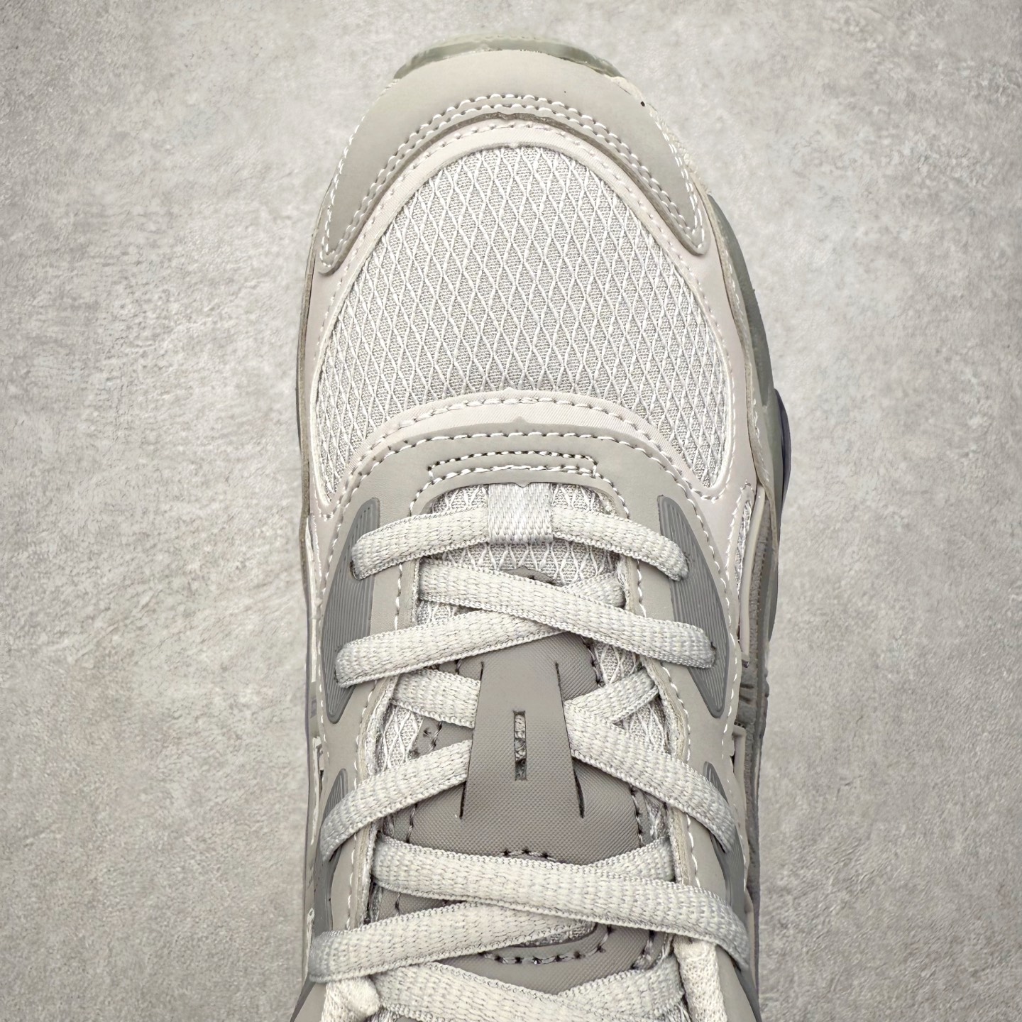 图片[4]-Asics GEL-NYC 亚瑟士防滑耐磨透气低帮运动休闲鞋 GEL-NYC™ 运动鞋的灵感源自传统和现代高性能跑步风格 其鞋面结构参考了 2000 年代初的 GEL-NIMBUS™ 3 鞋 并将其与 MC-PLUS V 设计中的各种装饰融为一体 该工装通过使用 GEL-CUMULUS® 16 鞋的工装系统来对比鞋面的复古风格 通过轻质泡沫和 GEL® 技术嵌入物的结合 这种中底结构有助于创造先进的脚底舒适度 尺码：36 37 37.5 38 39 40.5 41.5 42 42.5 43.5 44 45-选品中心