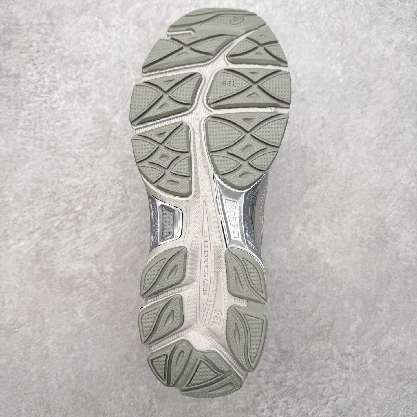 图片[9]-Asics GEL-NYC 亚瑟士防滑耐磨透气低帮运动休闲鞋 GEL-NYC™ 运动鞋的灵感源自传统和现代高性能跑步风格 其鞋面结构参考了 2000 年代初的 GEL-NIMBUS™ 3 鞋 并将其与 MC-PLUS V 设计中的各种装饰融为一体 该工装通过使用 GEL-CUMULUS® 16 鞋的工装系统来对比鞋面的复古风格 通过轻质泡沫和 GEL® 技术嵌入物的结合 这种中底结构有助于创造先进的脚底舒适度 尺码：36 37 37.5 38 39 40.5 41.5 42 42.5 43.5 44 45-选品中心