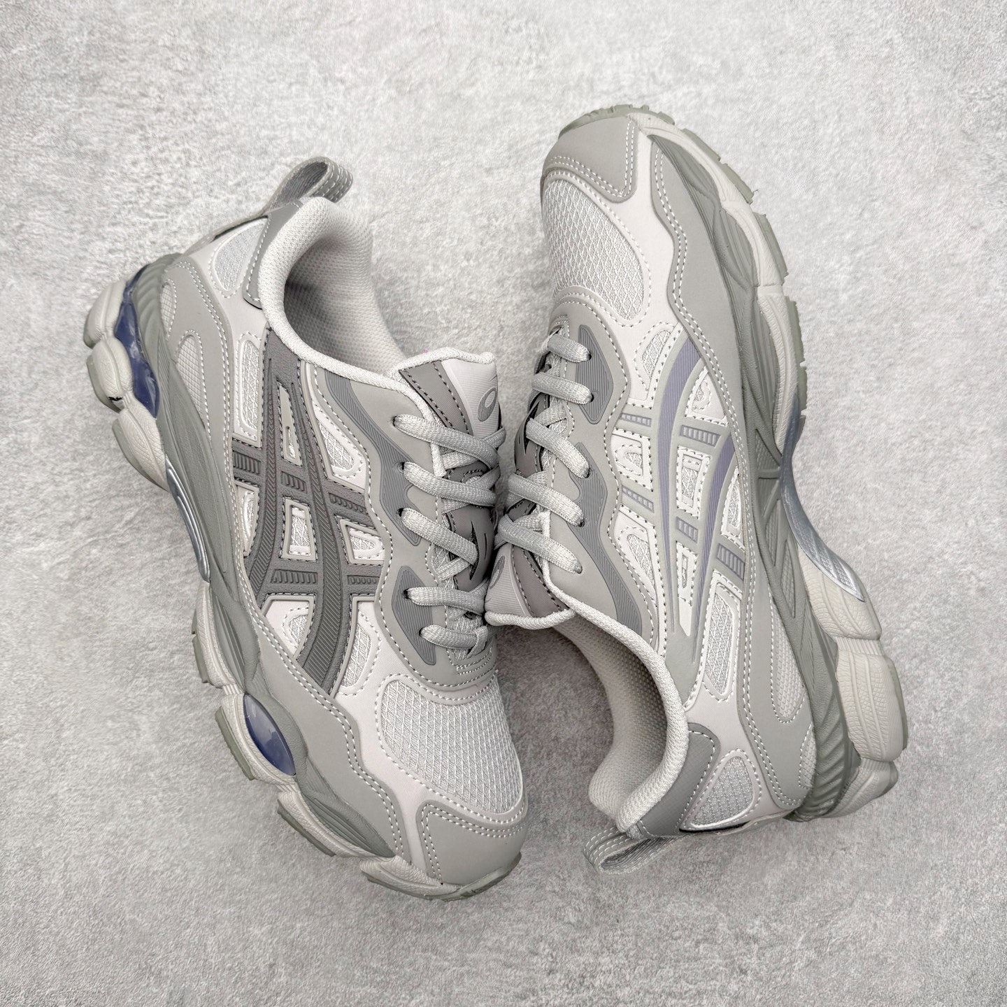 图片[3]-Asics GEL-NYC 亚瑟士防滑耐磨透气低帮运动休闲鞋 GEL-NYC™ 运动鞋的灵感源自传统和现代高性能跑步风格 其鞋面结构参考了 2000 年代初的 GEL-NIMBUS™ 3 鞋 并将其与 MC-PLUS V 设计中的各种装饰融为一体 该工装通过使用 GEL-CUMULUS® 16 鞋的工装系统来对比鞋面的复古风格 通过轻质泡沫和 GEL® 技术嵌入物的结合 这种中底结构有助于创造先进的脚底舒适度 尺码：36 37 37.5 38 39 40.5 41.5 42 42.5 43.5 44 45-选品中心