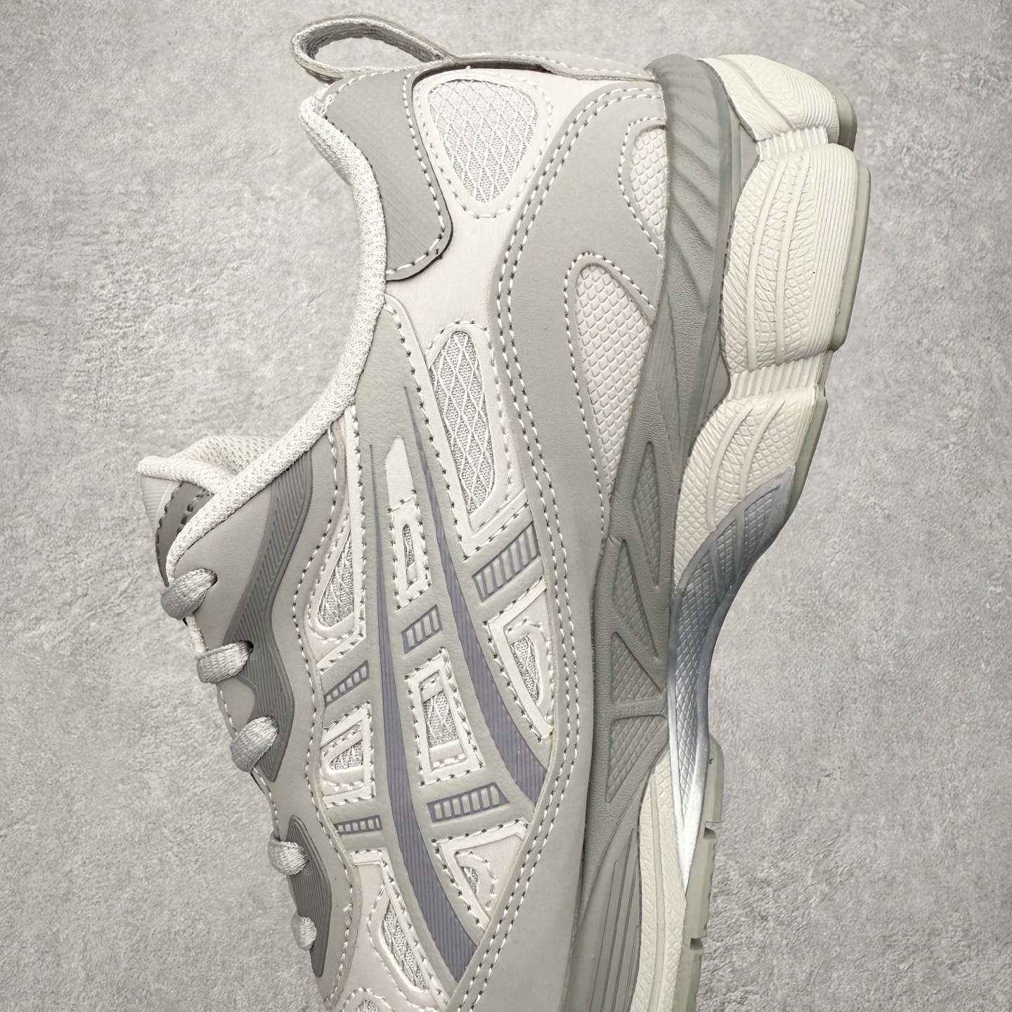 图片[7]-Asics GEL-NYC 亚瑟士防滑耐磨透气低帮运动休闲鞋 GEL-NYC™ 运动鞋的灵感源自传统和现代高性能跑步风格 其鞋面结构参考了 2000 年代初的 GEL-NIMBUS™ 3 鞋 并将其与 MC-PLUS V 设计中的各种装饰融为一体 该工装通过使用 GEL-CUMULUS® 16 鞋的工装系统来对比鞋面的复古风格 通过轻质泡沫和 GEL® 技术嵌入物的结合 这种中底结构有助于创造先进的脚底舒适度 尺码：36 37 37.5 38 39 40.5 41.5 42 42.5 43.5 44 45-选品中心