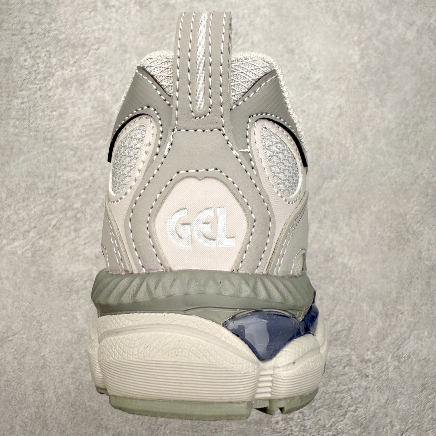 图片[8]-Asics GEL-NYC 亚瑟士防滑耐磨透气低帮运动休闲鞋 GEL-NYC™ 运动鞋的灵感源自传统和现代高性能跑步风格 其鞋面结构参考了 2000 年代初的 GEL-NIMBUS™ 3 鞋 并将其与 MC-PLUS V 设计中的各种装饰融为一体 该工装通过使用 GEL-CUMULUS® 16 鞋的工装系统来对比鞋面的复古风格 通过轻质泡沫和 GEL® 技术嵌入物的结合 这种中底结构有助于创造先进的脚底舒适度 尺码：36 37 37.5 38 39 40.5 41.5 42 42.5 43.5 44 45-选品中心