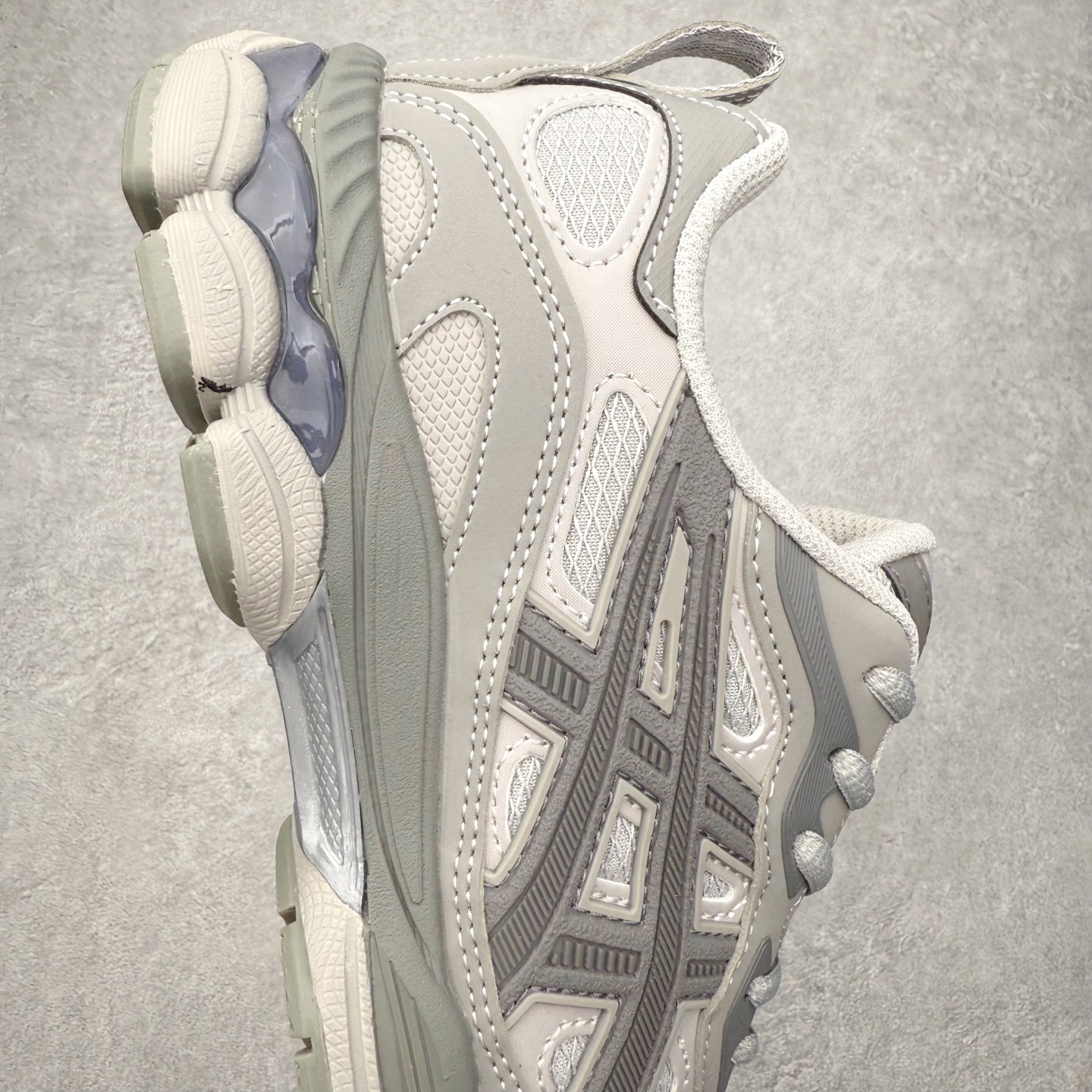 图片[6]-Asics GEL-NYC 亚瑟士防滑耐磨透气低帮运动休闲鞋 GEL-NYC™ 运动鞋的灵感源自传统和现代高性能跑步风格 其鞋面结构参考了 2000 年代初的 GEL-NIMBUS™ 3 鞋 并将其与 MC-PLUS V 设计中的各种装饰融为一体 该工装通过使用 GEL-CUMULUS® 16 鞋的工装系统来对比鞋面的复古风格 通过轻质泡沫和 GEL® 技术嵌入物的结合 这种中底结构有助于创造先进的脚底舒适度 尺码：36 37 37.5 38 39 40.5 41.5 42 42.5 43.5 44 45-选品中心