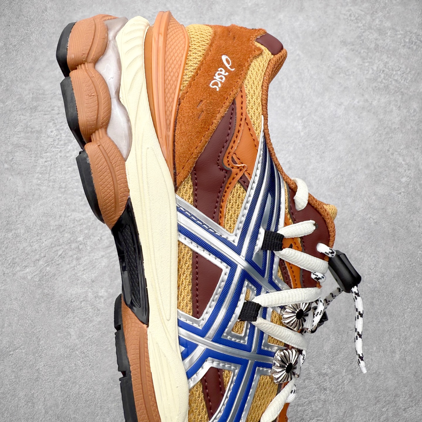 图片[6]-TOGA x ASICS Gel-Cumulus 16 TG 联名款舒适 低帮跑步鞋 男女同款 男女同款 ASICS（亚瑟士）是日本实业家鬼冢喜八郎创立的跑鞋运动品牌，名字想法源自著名的拉丁谚语“AnimaSana In Corpore Sano”，意为“健全的精神寓于强健的体魄”。正如其名字的含义，ASICS亚瑟士一直坚信保持身体的健康与活力是打造健康快乐的生活方式的最佳途径。亚瑟士的跑鞋、篮球鞋等系列集专业与美貌于一身，拥有极高的热度。2016年，ASICS在“2016年日本最佳全球品牌”排行榜名列第17名。尺码：36 37 37.5 38 39 39.5 40 40.5 41.5 42 42.5 43.5 44 45-选品中心