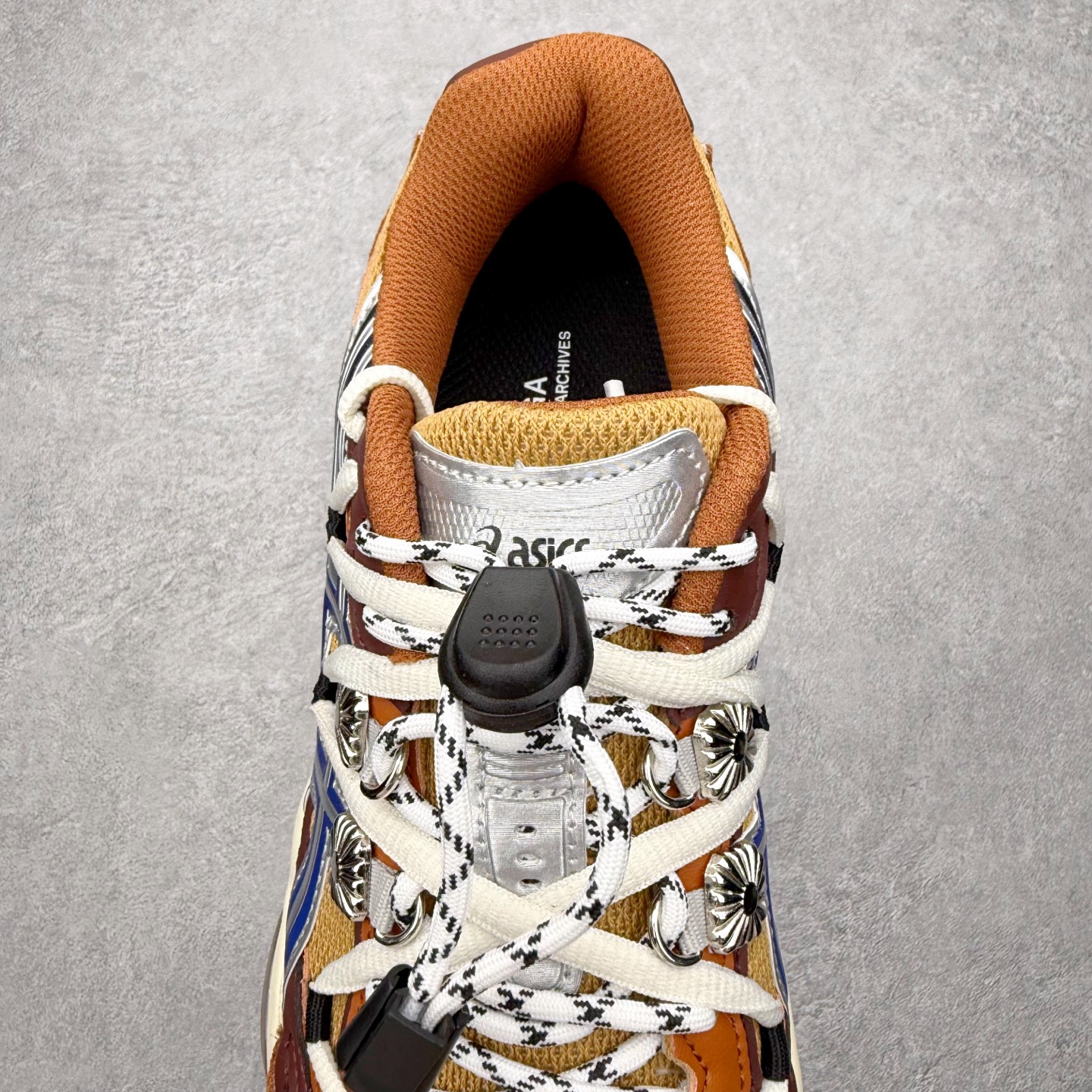 图片[5]-TOGA x ASICS Gel-Cumulus 16 TG 联名款舒适 低帮跑步鞋 男女同款 男女同款 ASICS（亚瑟士）是日本实业家鬼冢喜八郎创立的跑鞋运动品牌，名字想法源自著名的拉丁谚语“AnimaSana In Corpore Sano”，意为“健全的精神寓于强健的体魄”。正如其名字的含义，ASICS亚瑟士一直坚信保持身体的健康与活力是打造健康快乐的生活方式的最佳途径。亚瑟士的跑鞋、篮球鞋等系列集专业与美貌于一身，拥有极高的热度。2016年，ASICS在“2016年日本最佳全球品牌”排行榜名列第17名。尺码：36 37 37.5 38 39 39.5 40 40.5 41.5 42 42.5 43.5 44 45-选品中心