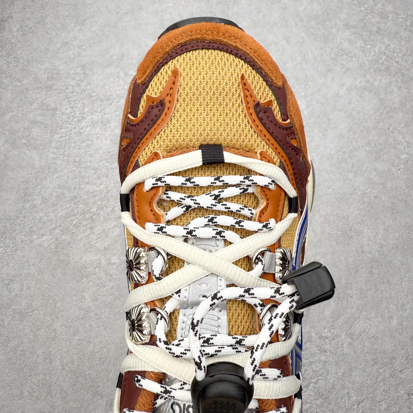 图片[4]-TOGA x ASICS Gel-Cumulus 16 TG 联名款舒适 低帮跑步鞋 男女同款 男女同款 ASICS（亚瑟士）是日本实业家鬼冢喜八郎创立的跑鞋运动品牌，名字想法源自著名的拉丁谚语“AnimaSana In Corpore Sano”，意为“健全的精神寓于强健的体魄”。正如其名字的含义，ASICS亚瑟士一直坚信保持身体的健康与活力是打造健康快乐的生活方式的最佳途径。亚瑟士的跑鞋、篮球鞋等系列集专业与美貌于一身，拥有极高的热度。2016年，ASICS在“2016年日本最佳全球品牌”排行榜名列第17名。尺码：36 37 37.5 38 39 39.5 40 40.5 41.5 42 42.5 43.5 44 45-选品中心