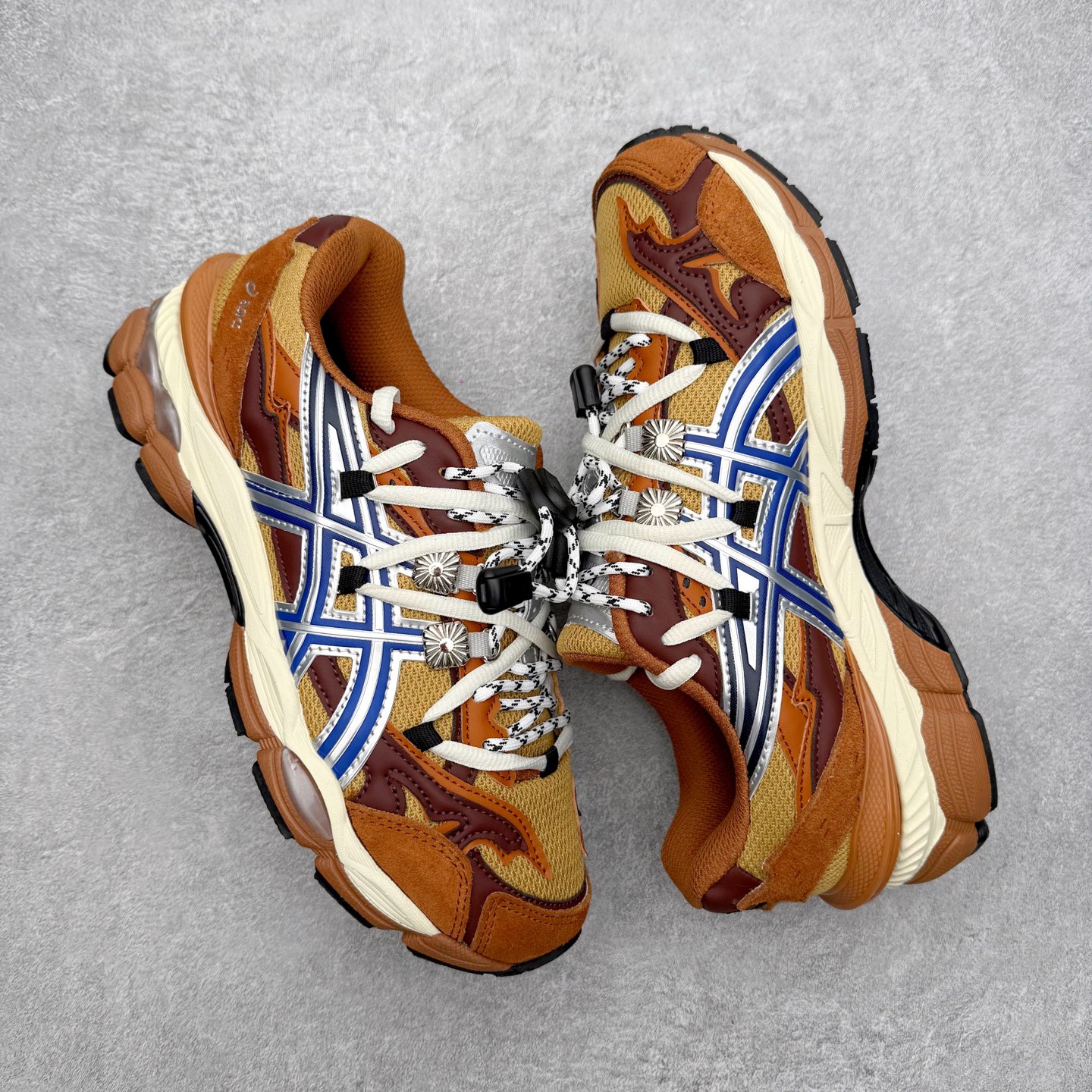 图片[3]-TOGA x ASICS Gel-Cumulus 16 TG 联名款舒适 低帮跑步鞋 男女同款 男女同款 ASICS（亚瑟士）是日本实业家鬼冢喜八郎创立的跑鞋运动品牌，名字想法源自著名的拉丁谚语“AnimaSana In Corpore Sano”，意为“健全的精神寓于强健的体魄”。正如其名字的含义，ASICS亚瑟士一直坚信保持身体的健康与活力是打造健康快乐的生活方式的最佳途径。亚瑟士的跑鞋、篮球鞋等系列集专业与美貌于一身，拥有极高的热度。2016年，ASICS在“2016年日本最佳全球品牌”排行榜名列第17名。尺码：36 37 37.5 38 39 39.5 40 40.5 41.5 42 42.5 43.5 44 45-选品中心