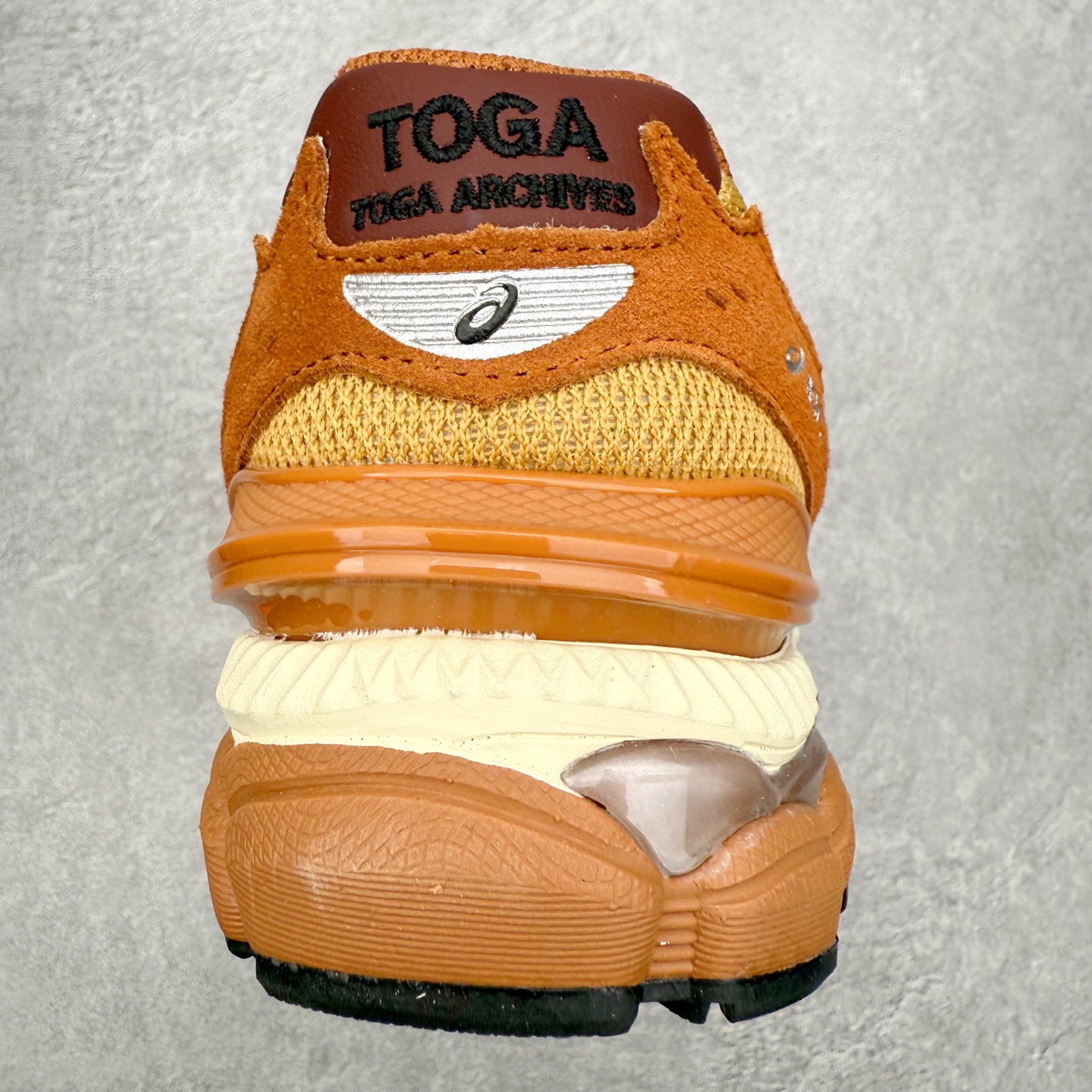 图片[8]-TOGA x ASICS Gel-Cumulus 16 TG 联名款舒适 低帮跑步鞋 男女同款 男女同款 ASICS（亚瑟士）是日本实业家鬼冢喜八郎创立的跑鞋运动品牌，名字想法源自著名的拉丁谚语“AnimaSana In Corpore Sano”，意为“健全的精神寓于强健的体魄”。正如其名字的含义，ASICS亚瑟士一直坚信保持身体的健康与活力是打造健康快乐的生活方式的最佳途径。亚瑟士的跑鞋、篮球鞋等系列集专业与美貌于一身，拥有极高的热度。2016年，ASICS在“2016年日本最佳全球品牌”排行榜名列第17名。尺码：36 37 37.5 38 39 39.5 40 40.5 41.5 42 42.5 43.5 44 45-选品中心