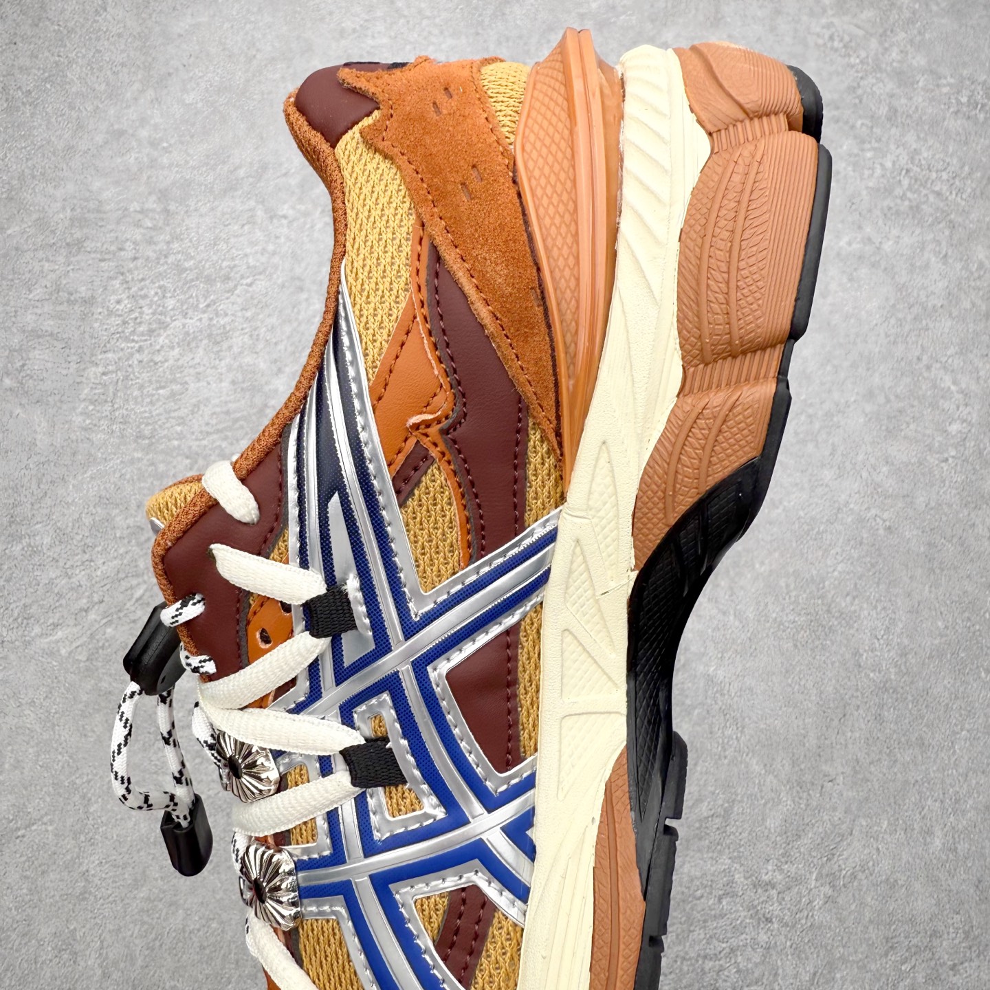 图片[7]-TOGA x ASICS Gel-Cumulus 16 TG 联名款舒适 低帮跑步鞋 男女同款 男女同款 ASICS（亚瑟士）是日本实业家鬼冢喜八郎创立的跑鞋运动品牌，名字想法源自著名的拉丁谚语“AnimaSana In Corpore Sano”，意为“健全的精神寓于强健的体魄”。正如其名字的含义，ASICS亚瑟士一直坚信保持身体的健康与活力是打造健康快乐的生活方式的最佳途径。亚瑟士的跑鞋、篮球鞋等系列集专业与美貌于一身，拥有极高的热度。2016年，ASICS在“2016年日本最佳全球品牌”排行榜名列第17名。尺码：36 37 37.5 38 39 39.5 40 40.5 41.5 42 42.5 43.5 44 45-选品中心