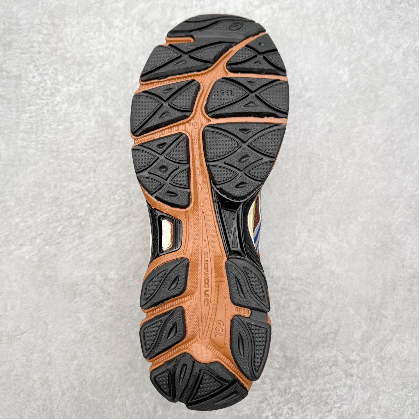 图片[9]-TOGA x ASICS Gel-Cumulus 16 TG 联名款舒适 低帮跑步鞋 男女同款 男女同款 ASICS（亚瑟士）是日本实业家鬼冢喜八郎创立的跑鞋运动品牌，名字想法源自著名的拉丁谚语“AnimaSana In Corpore Sano”，意为“健全的精神寓于强健的体魄”。正如其名字的含义，ASICS亚瑟士一直坚信保持身体的健康与活力是打造健康快乐的生活方式的最佳途径。亚瑟士的跑鞋、篮球鞋等系列集专业与美貌于一身，拥有极高的热度。2016年，ASICS在“2016年日本最佳全球品牌”排行榜名列第17名。尺码：36 37 37.5 38 39 39.5 40 40.5 41.5 42 42.5 43.5 44 45-选品中心