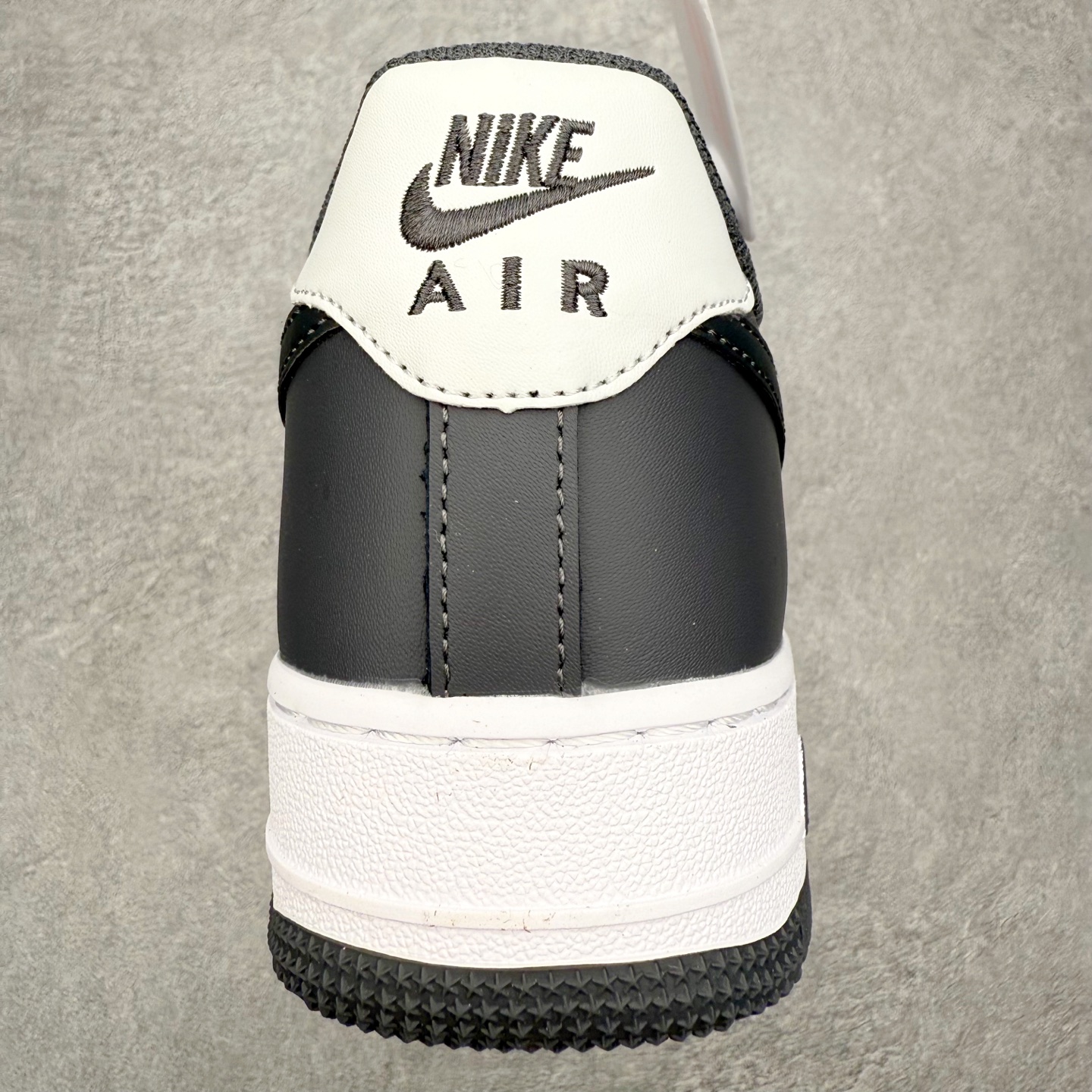 图片[8]-NK Air Force 1´07 Low 空军一号低帮百搭休闲运动板鞋 IQ9802-022 柔软、弹性十足的缓震性能和出色的中底设计 横跨复古与现代的外型结合 造就出风靡全球 三十多年的Force 1 直到今天还深受青睐 实拍调校N版已经零色差零失真 百分百还原实物色彩所见即所得 不存在货不对板色差等低级问题 选购参考实物拍摄 不混卖不参货 只用心做好货严格选品 承诺混一赔十 尺码：36 36.5 37.5 38 38.5 39 40 40.5 41 42 42.5 43 44 44.5 45-选品中心