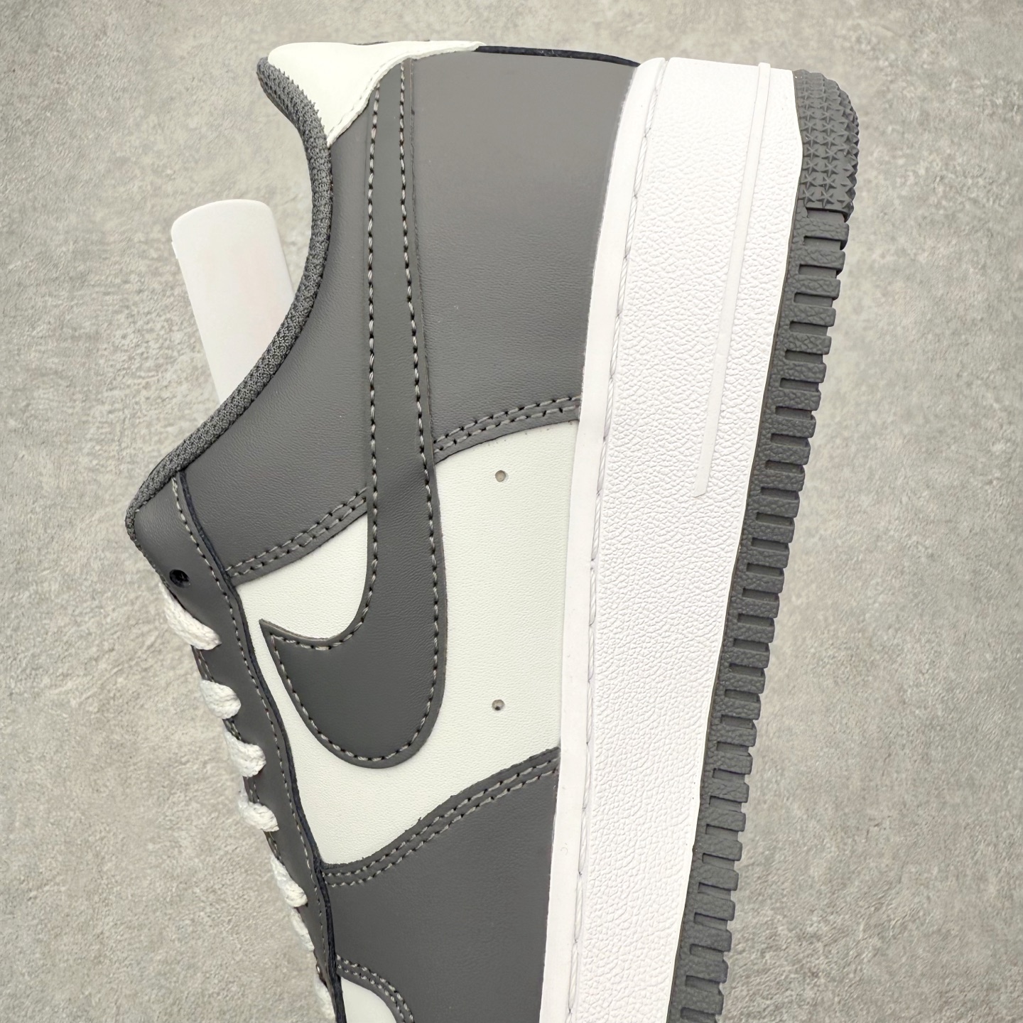 图片[7]-NK Air Force 1´07 Low 空军一号低帮百搭休闲运动板鞋 IQ9802-022 柔软、弹性十足的缓震性能和出色的中底设计 横跨复古与现代的外型结合 造就出风靡全球 三十多年的Force 1 直到今天还深受青睐 实拍调校N版已经零色差零失真 百分百还原实物色彩所见即所得 不存在货不对板色差等低级问题 选购参考实物拍摄 不混卖不参货 只用心做好货严格选品 承诺混一赔十 尺码：36 36.5 37.5 38 38.5 39 40 40.5 41 42 42.5 43 44 44.5 45-选品中心