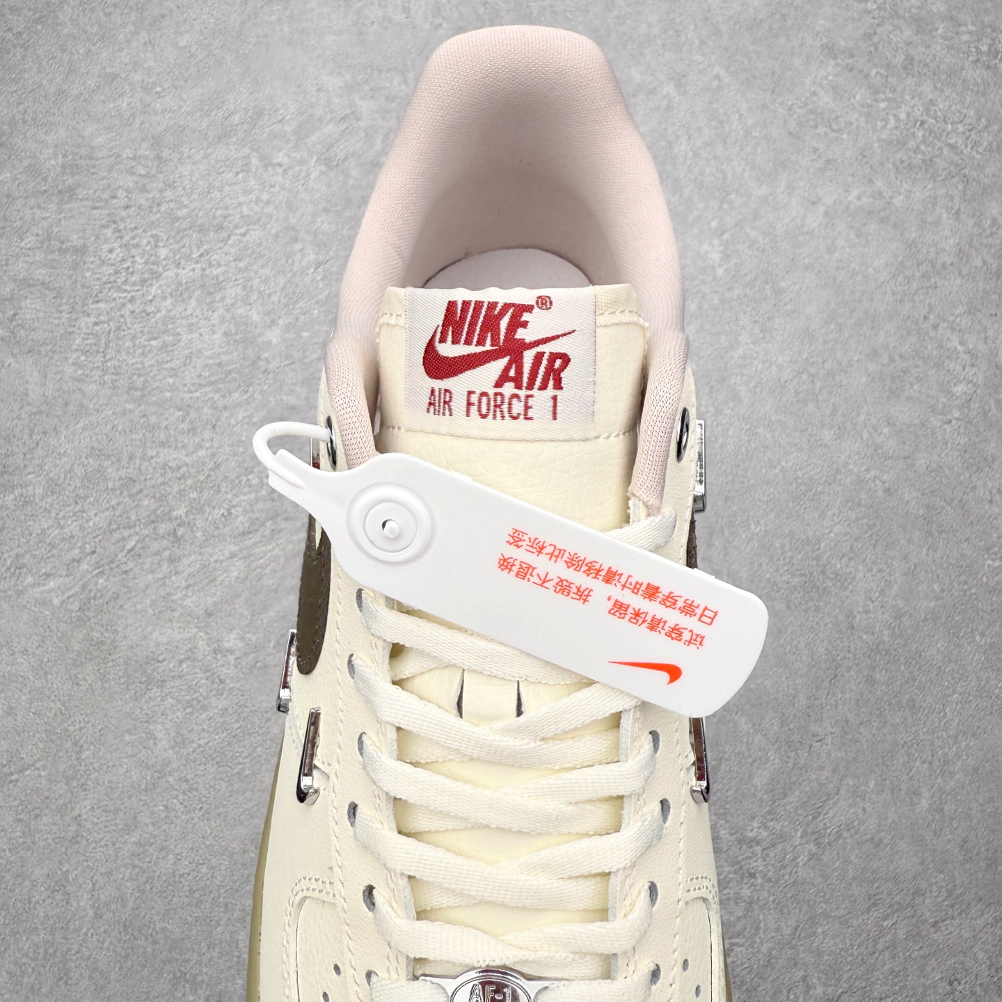 图片[5]-NK Air Force 1´07 Low 空军一号低帮百搭休闲运动板鞋 FZ4146-004 柔软、弹性十足的缓震性能和出色的中底设计 横跨复古与现代的外型结合 造就出风靡全球 三十多年的Force 1 直到今天还深受青睐 实拍调校N版已经零色差零失真 百分百还原实物色彩所见即所得 不存在货不对板色差等低级问题 选购参考实物拍摄 不混卖不参货 只用心做好货严格选品 承诺混一赔十 尺码：36 36.5 37.5 38 38.5 39 40 40.5 41 42 42.5 43 44 44.5 45-选品中心