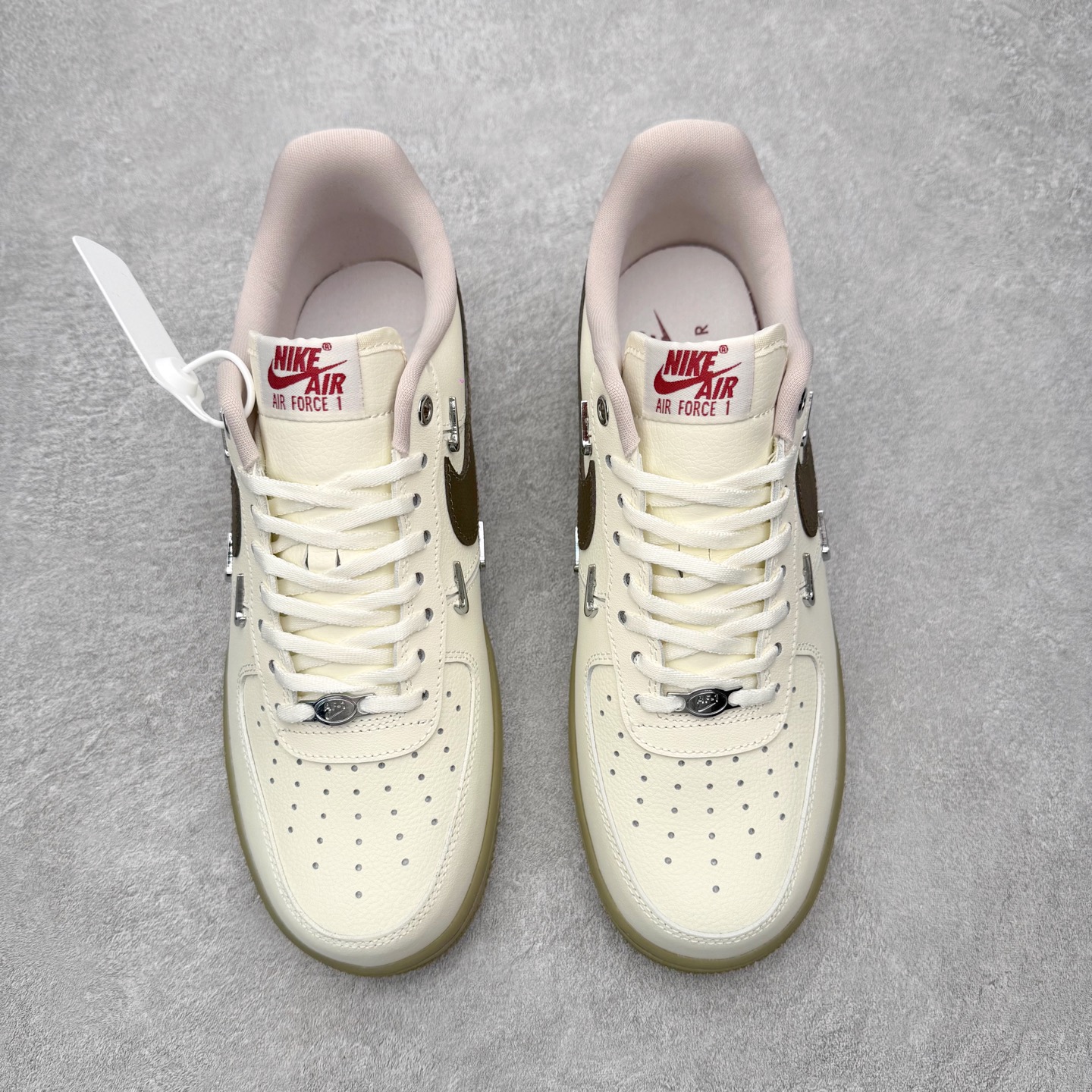 图片[2]-NK Air Force 1´07 Low 空军一号低帮百搭休闲运动板鞋 FZ4146-004 柔软、弹性十足的缓震性能和出色的中底设计 横跨复古与现代的外型结合 造就出风靡全球 三十多年的Force 1 直到今天还深受青睐 实拍调校N版已经零色差零失真 百分百还原实物色彩所见即所得 不存在货不对板色差等低级问题 选购参考实物拍摄 不混卖不参货 只用心做好货严格选品 承诺混一赔十 尺码：36 36.5 37.5 38 38.5 39 40 40.5 41 42 42.5 43 44 44.5 45-选品中心