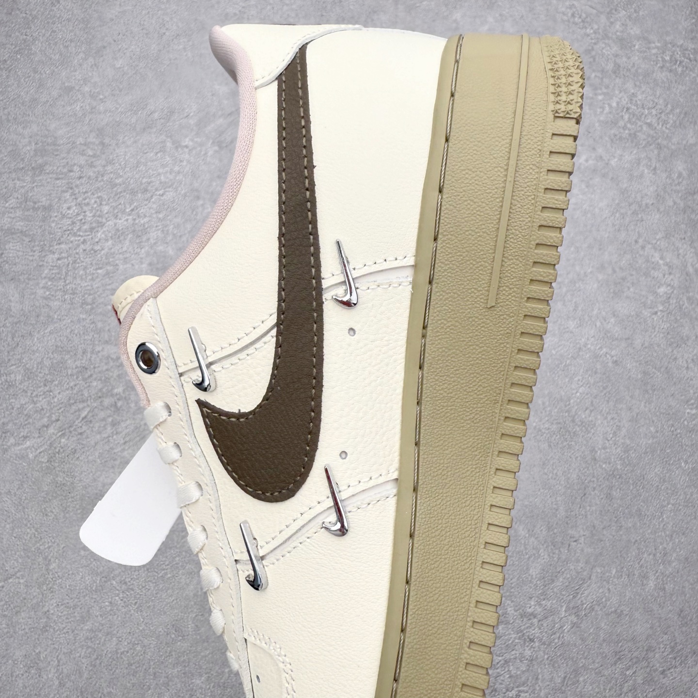 图片[7]-NK Air Force 1´07 Low 空军一号低帮百搭休闲运动板鞋 FZ4146-004 柔软、弹性十足的缓震性能和出色的中底设计 横跨复古与现代的外型结合 造就出风靡全球 三十多年的Force 1 直到今天还深受青睐 实拍调校N版已经零色差零失真 百分百还原实物色彩所见即所得 不存在货不对板色差等低级问题 选购参考实物拍摄 不混卖不参货 只用心做好货严格选品 承诺混一赔十 尺码：36 36.5 37.5 38 38.5 39 40 40.5 41 42 42.5 43 44 44.5 45-选品中心