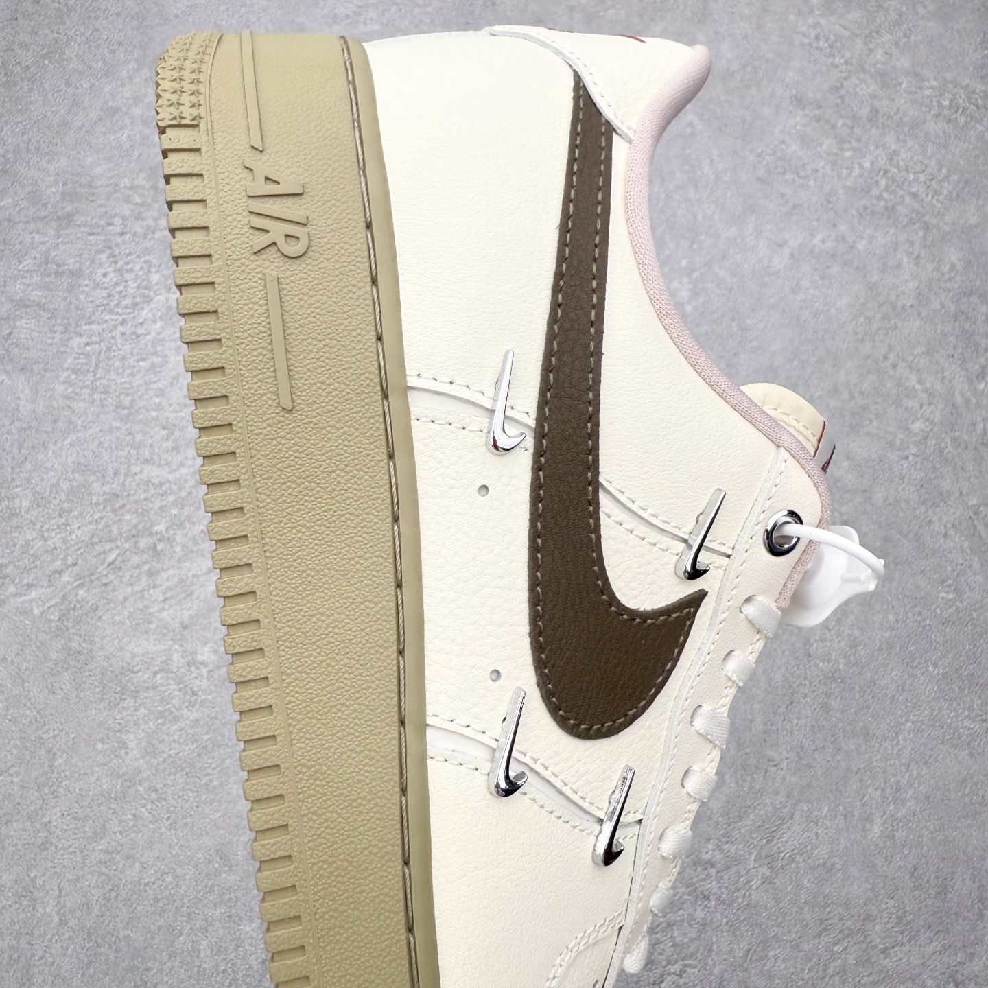 图片[6]-NK Air Force 1´07 Low 空军一号低帮百搭休闲运动板鞋 FZ4146-004 柔软、弹性十足的缓震性能和出色的中底设计 横跨复古与现代的外型结合 造就出风靡全球 三十多年的Force 1 直到今天还深受青睐 实拍调校N版已经零色差零失真 百分百还原实物色彩所见即所得 不存在货不对板色差等低级问题 选购参考实物拍摄 不混卖不参货 只用心做好货严格选品 承诺混一赔十 尺码：36 36.5 37.5 38 38.5 39 40 40.5 41 42 42.5 43 44 44.5 45-选品中心