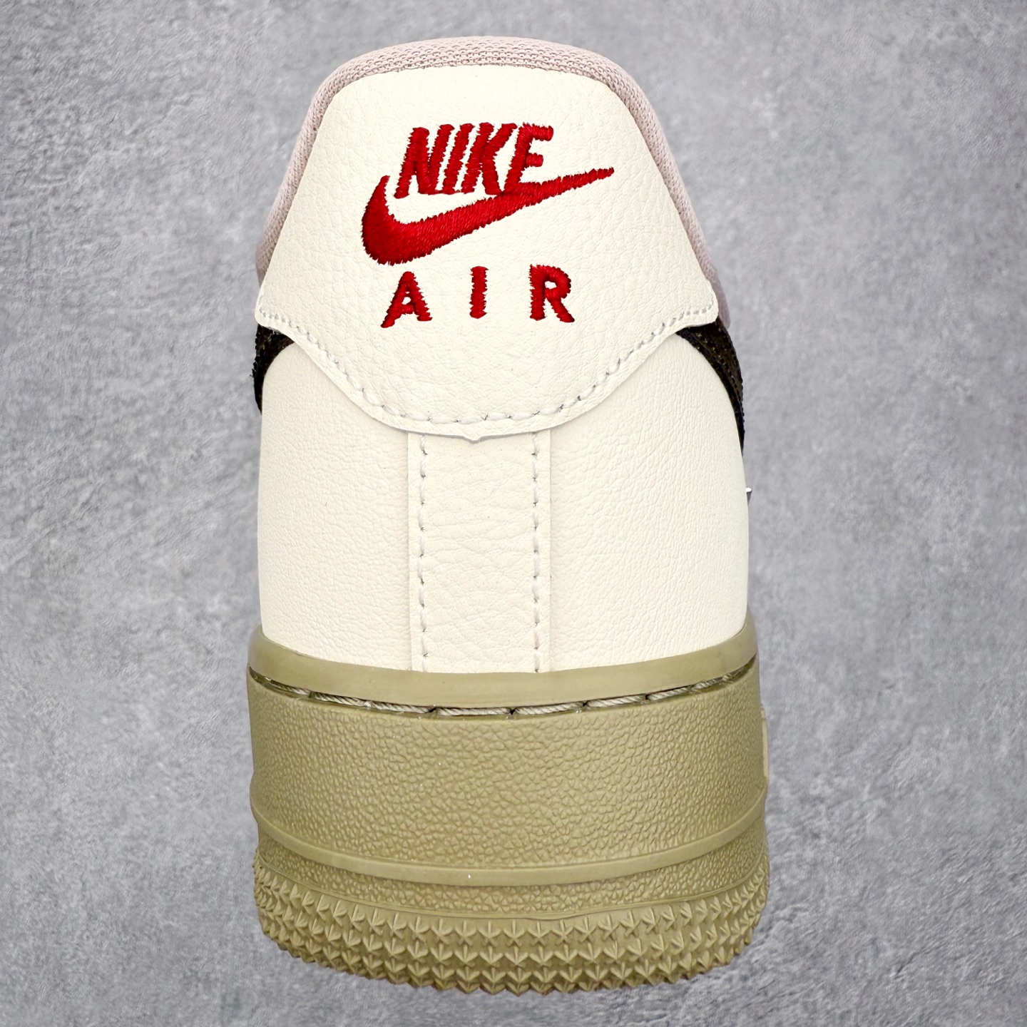 图片[8]-NK Air Force 1´07 Low 空军一号低帮百搭休闲运动板鞋 FZ4146-004 柔软、弹性十足的缓震性能和出色的中底设计 横跨复古与现代的外型结合 造就出风靡全球 三十多年的Force 1 直到今天还深受青睐 实拍调校N版已经零色差零失真 百分百还原实物色彩所见即所得 不存在货不对板色差等低级问题 选购参考实物拍摄 不混卖不参货 只用心做好货严格选品 承诺混一赔十 尺码：36 36.5 37.5 38 38.5 39 40 40.5 41 42 42.5 43 44 44.5 45-选品中心