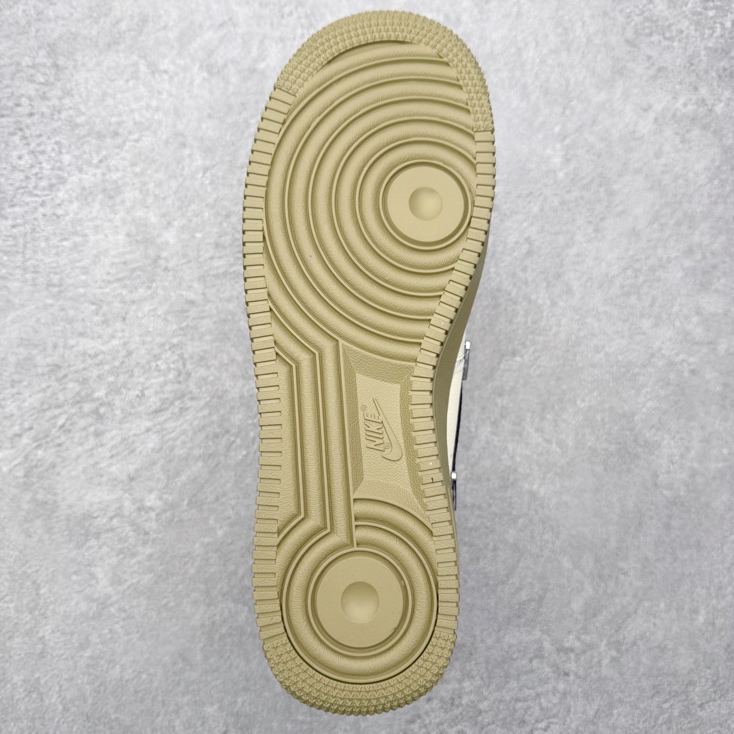 图片[9]-NK Air Force 1´07 Low 空军一号低帮百搭休闲运动板鞋 FZ4146-004 柔软、弹性十足的缓震性能和出色的中底设计 横跨复古与现代的外型结合 造就出风靡全球 三十多年的Force 1 直到今天还深受青睐 实拍调校N版已经零色差零失真 百分百还原实物色彩所见即所得 不存在货不对板色差等低级问题 选购参考实物拍摄 不混卖不参货 只用心做好货严格选品 承诺混一赔十 尺码：36 36.5 37.5 38 38.5 39 40 40.5 41 42 42.5 43 44 44.5 45-选品中心