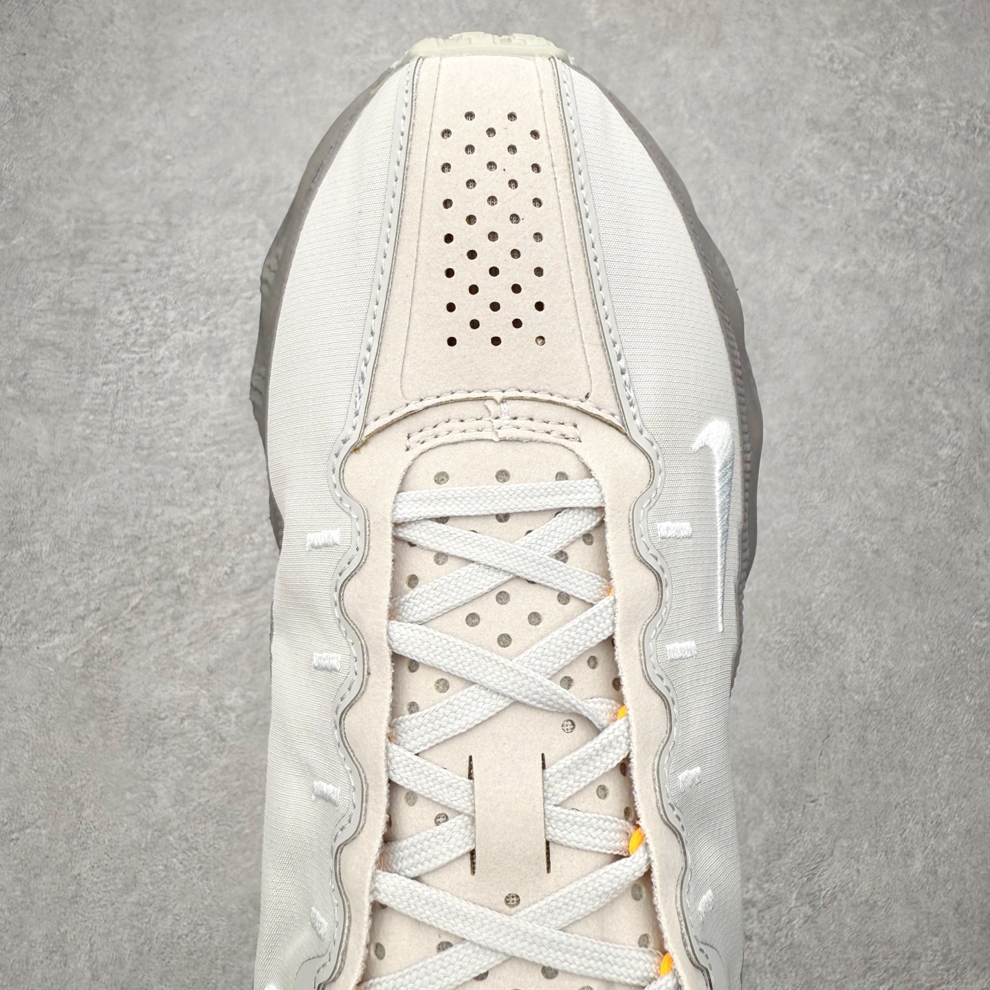 图片[4]-HYEIN SEO x NK Ava Rover 百搭舒适耐磨低帮跑步鞋 男女同款 流线型轮廓，通过轻薄物料鞋面结合 TPU 网格状支撑示人，增厚的中底材质选用 ReactX 加持，华夫外底收尾。鞋垫与后跟鞋提，克制点缀 Hyein Seo 字样。鞋垫与鞋提则采用菱形格纹的变化元素呈现。实拍调校N版已经零色差零失真 百分百还原实物色彩所见即所得 不存在货不对板色差等低级问题 选购参考实物拍摄 不混卖不参货 只用心做好货严格选品 承诺混一赔十 尺码：36 36.5 37.5 38 38.5 39 40 40.5 41 42 42.5 43 44 44.5 45-选品中心