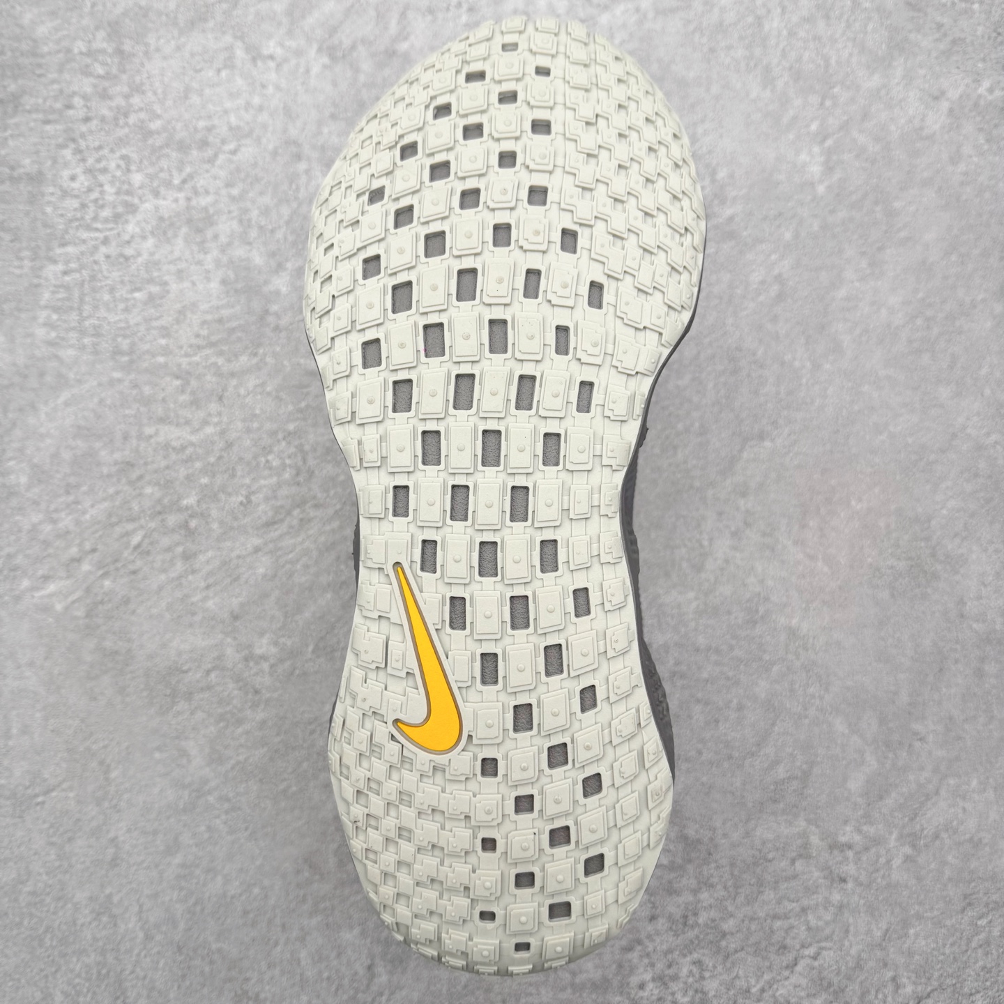 图片[9]-HYEIN SEO x NK Ava Rover 百搭舒适耐磨低帮跑步鞋 男女同款 流线型轮廓，通过轻薄物料鞋面结合 TPU 网格状支撑示人，增厚的中底材质选用 ReactX 加持，华夫外底收尾。鞋垫与后跟鞋提，克制点缀 Hyein Seo 字样。鞋垫与鞋提则采用菱形格纹的变化元素呈现。实拍调校N版已经零色差零失真 百分百还原实物色彩所见即所得 不存在货不对板色差等低级问题 选购参考实物拍摄 不混卖不参货 只用心做好货严格选品 承诺混一赔十 尺码：36 36.5 37.5 38 38.5 39 40 40.5 41 42 42.5 43 44 44.5 45-选品中心