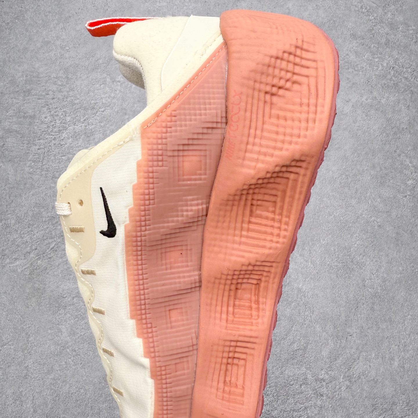 图片[7]-HYEIN SEO x NK Ava Rover 百搭舒适耐磨低帮跑步鞋 男女同款 流线型轮廓，通过轻薄物料鞋面结合 TPU 网格状支撑示人，增厚的中底材质选用 ReactX 加持，华夫外底收尾。鞋垫与后跟鞋提，克制点缀 Hyein Seo 字样。鞋垫与鞋提则采用菱形格纹的变化元素呈现。实拍调校N版已经零色差零失真 百分百还原实物色彩所见即所得 不存在货不对板色差等低级问题 选购参考实物拍摄 不混卖不参货 只用心做好货严格选品 承诺混一赔十 尺码：36 36.5 37.5 38 38.5 39 40 40.5 41 42 42.5 43 44 44.5 45-选品中心