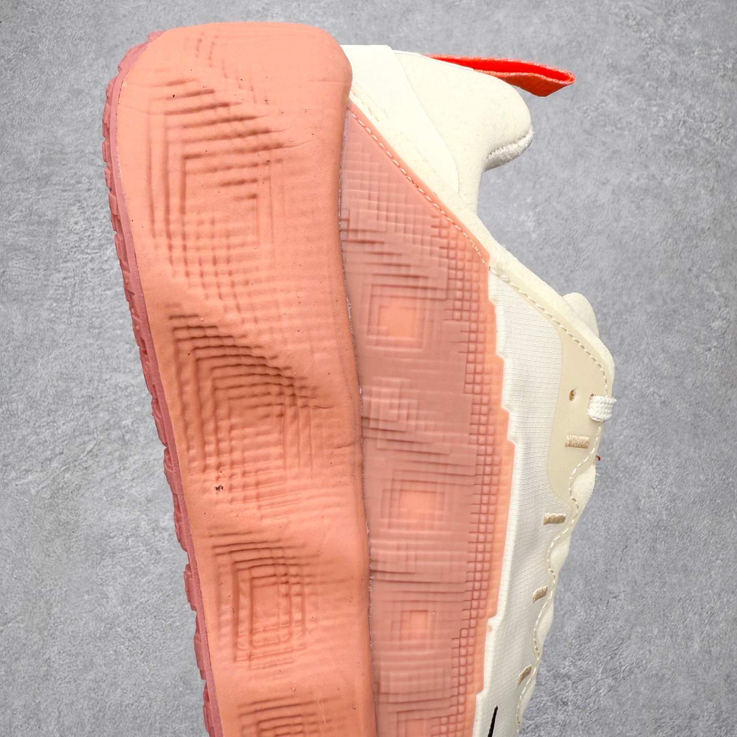 图片[6]-HYEIN SEO x NK Ava Rover 百搭舒适耐磨低帮跑步鞋 男女同款 流线型轮廓，通过轻薄物料鞋面结合 TPU 网格状支撑示人，增厚的中底材质选用 ReactX 加持，华夫外底收尾。鞋垫与后跟鞋提，克制点缀 Hyein Seo 字样。鞋垫与鞋提则采用菱形格纹的变化元素呈现。实拍调校N版已经零色差零失真 百分百还原实物色彩所见即所得 不存在货不对板色差等低级问题 选购参考实物拍摄 不混卖不参货 只用心做好货严格选品 承诺混一赔十 尺码：36 36.5 37.5 38 38.5 39 40 40.5 41 42 42.5 43 44 44.5 45-选品中心