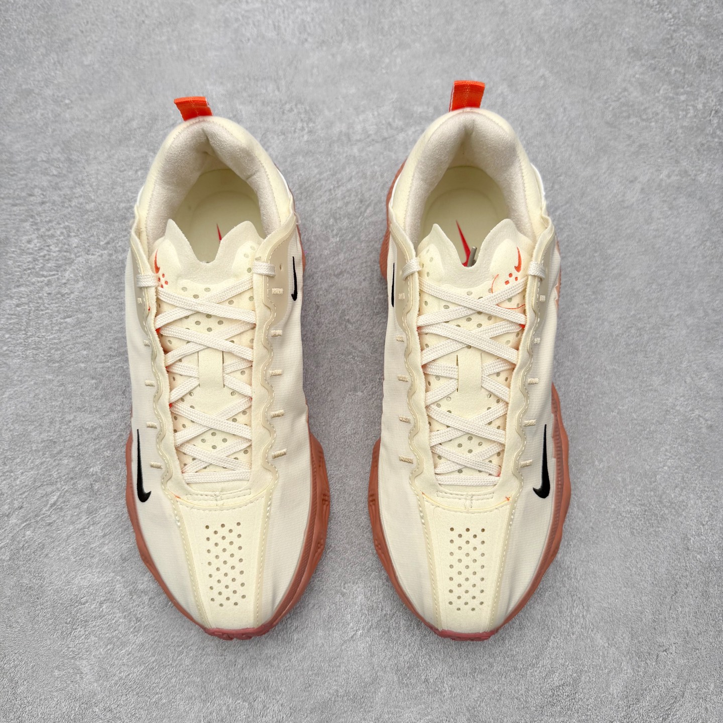 图片[2]-HYEIN SEO x NK Ava Rover 百搭舒适耐磨低帮跑步鞋 男女同款 流线型轮廓，通过轻薄物料鞋面结合 TPU 网格状支撑示人，增厚的中底材质选用 ReactX 加持，华夫外底收尾。鞋垫与后跟鞋提，克制点缀 Hyein Seo 字样。鞋垫与鞋提则采用菱形格纹的变化元素呈现。实拍调校N版已经零色差零失真 百分百还原实物色彩所见即所得 不存在货不对板色差等低级问题 选购参考实物拍摄 不混卖不参货 只用心做好货严格选品 承诺混一赔十 尺码：36 36.5 37.5 38 38.5 39 40 40.5 41 42 42.5 43 44 44.5 45-选品中心