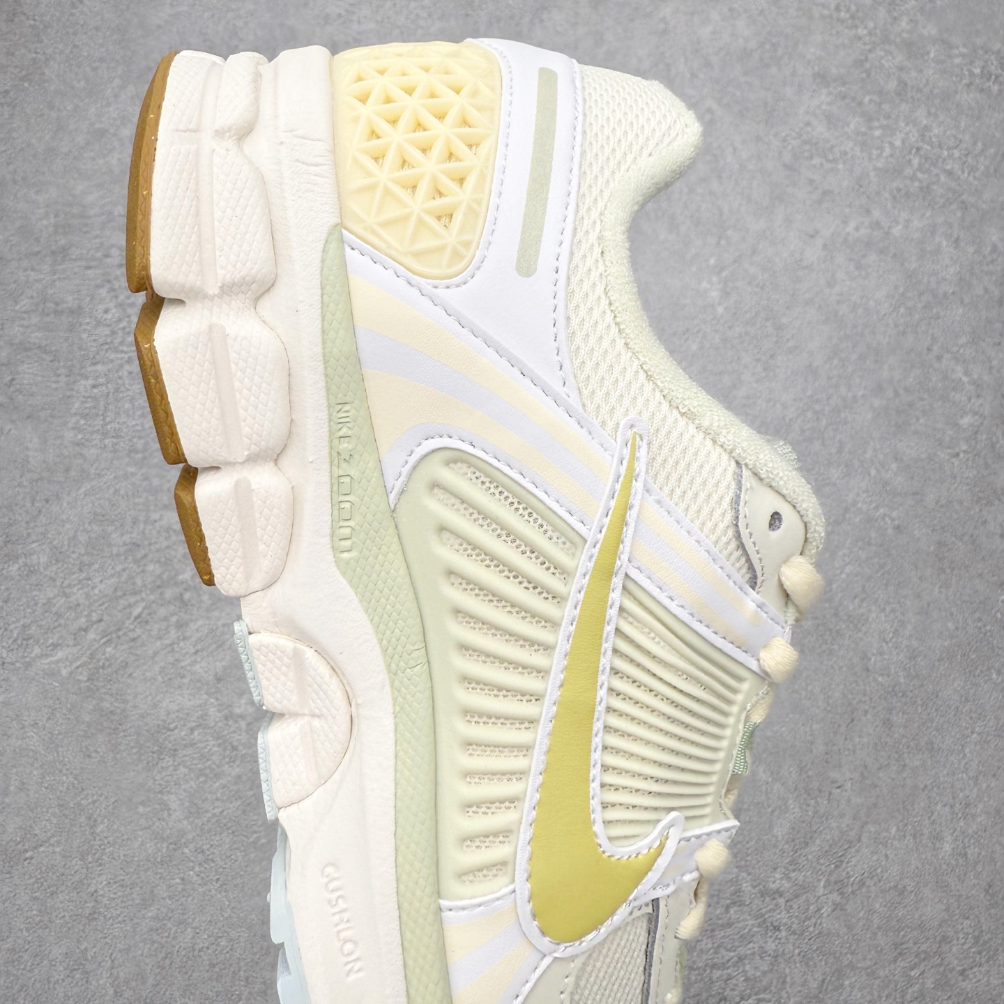 图片[6]-＃纯原 NK Air Zoom Vomero 5 经典复古潮流运动跑鞋 FV3638-171 原装纸板楦头开发 独家私模八层组合大底 市场唯一正确版本 进口三文治网面 融蕴繁复设计风范和丰富层次感 缔造运动鞋佳选 助你轻松型出范 开辟独属于自己的路 鞋款采用多层设计 融入织物与合成材质 塑就本季出众鞋款 合成材质与织物组合鞋面 经久耐穿 后跟网眼拼接和透气孔设计 轻盈透气Zoom Air缓震配置提供出色回弹缓震性能 实现快速离地的出众脚感 巧糅科技感和低调设计 为鞋款注入反光细节 令你迈步间尽显闪耀魅力 结合中性色调 让你驾驭不同穿搭 打造非凡造型 尺码：36 36.5 37.5 38 38.5 39 40 40.5 41 42 42.5 43 44 44.5 45 46-选品中心