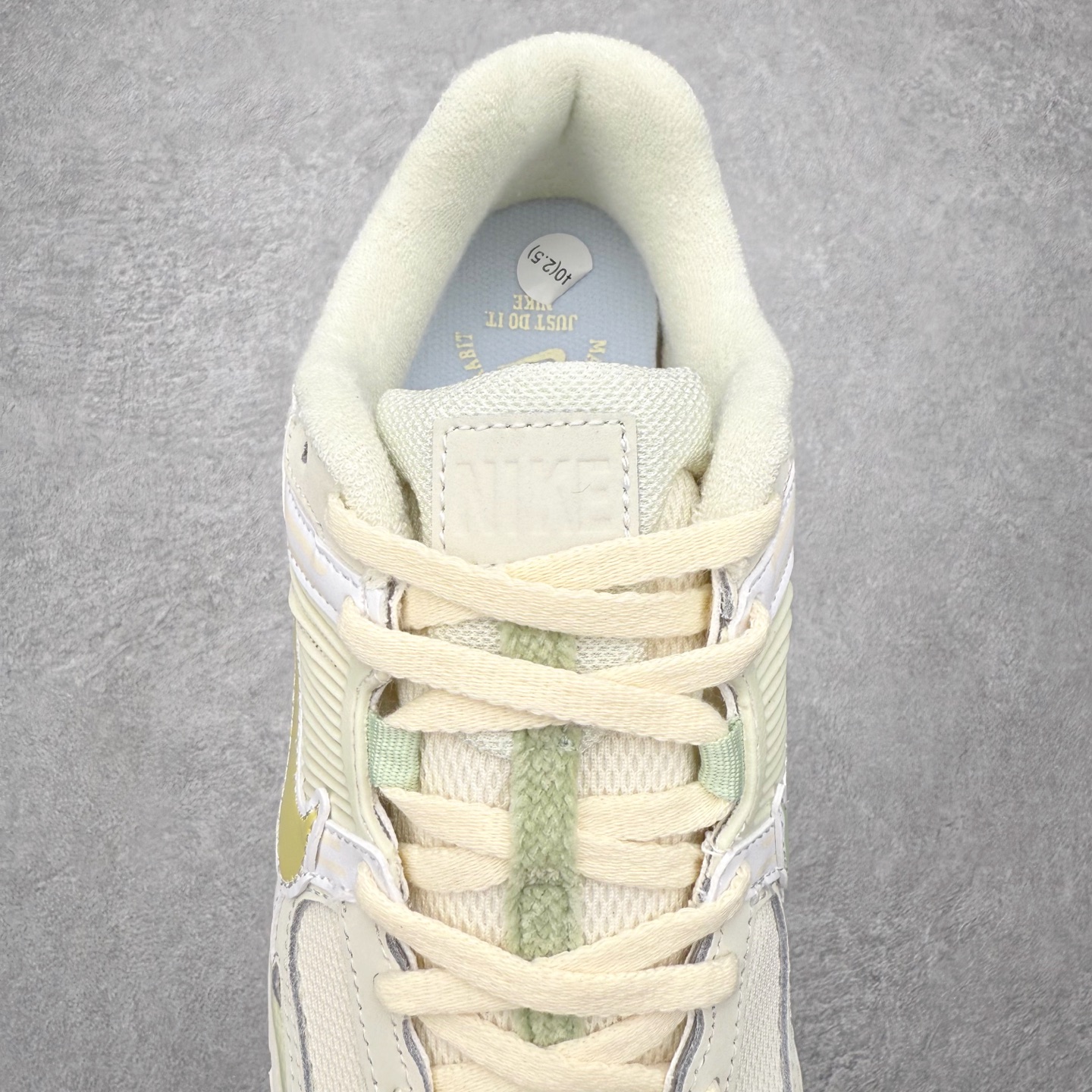 图片[5]-＃纯原 NK Air Zoom Vomero 5 经典复古潮流运动跑鞋 FV3638-171 原装纸板楦头开发 独家私模八层组合大底 市场唯一正确版本 进口三文治网面 融蕴繁复设计风范和丰富层次感 缔造运动鞋佳选 助你轻松型出范 开辟独属于自己的路 鞋款采用多层设计 融入织物与合成材质 塑就本季出众鞋款 合成材质与织物组合鞋面 经久耐穿 后跟网眼拼接和透气孔设计 轻盈透气Zoom Air缓震配置提供出色回弹缓震性能 实现快速离地的出众脚感 巧糅科技感和低调设计 为鞋款注入反光细节 令你迈步间尽显闪耀魅力 结合中性色调 让你驾驭不同穿搭 打造非凡造型 尺码：36 36.5 37.5 38 38.5 39 40 40.5 41 42 42.5 43 44 44.5 45 46-选品中心