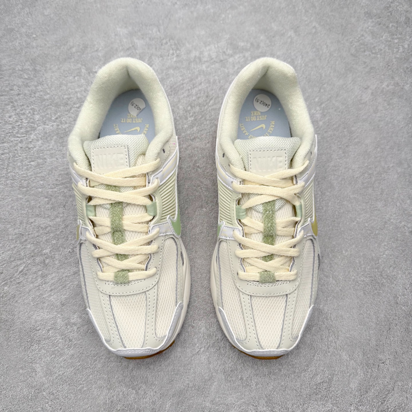 图片[2]-＃纯原 NK Air Zoom Vomero 5 经典复古潮流运动跑鞋 FV3638-171 原装纸板楦头开发 独家私模八层组合大底 市场唯一正确版本 进口三文治网面 融蕴繁复设计风范和丰富层次感 缔造运动鞋佳选 助你轻松型出范 开辟独属于自己的路 鞋款采用多层设计 融入织物与合成材质 塑就本季出众鞋款 合成材质与织物组合鞋面 经久耐穿 后跟网眼拼接和透气孔设计 轻盈透气Zoom Air缓震配置提供出色回弹缓震性能 实现快速离地的出众脚感 巧糅科技感和低调设计 为鞋款注入反光细节 令你迈步间尽显闪耀魅力 结合中性色调 让你驾驭不同穿搭 打造非凡造型 尺码：36 36.5 37.5 38 38.5 39 40 40.5 41 42 42.5 43 44 44.5 45 46-选品中心