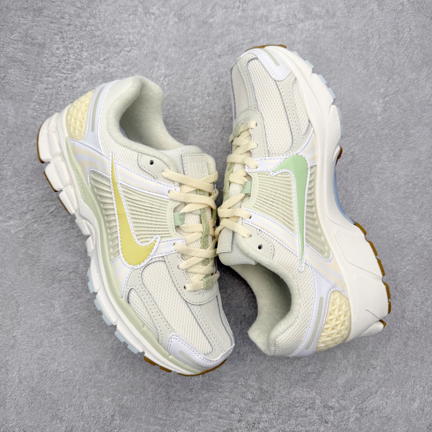 图片[3]-＃纯原 NK Air Zoom Vomero 5 经典复古潮流运动跑鞋 FV3638-171 原装纸板楦头开发 独家私模八层组合大底 市场唯一正确版本 进口三文治网面 融蕴繁复设计风范和丰富层次感 缔造运动鞋佳选 助你轻松型出范 开辟独属于自己的路 鞋款采用多层设计 融入织物与合成材质 塑就本季出众鞋款 合成材质与织物组合鞋面 经久耐穿 后跟网眼拼接和透气孔设计 轻盈透气Zoom Air缓震配置提供出色回弹缓震性能 实现快速离地的出众脚感 巧糅科技感和低调设计 为鞋款注入反光细节 令你迈步间尽显闪耀魅力 结合中性色调 让你驾驭不同穿搭 打造非凡造型 尺码：36 36.5 37.5 38 38.5 39 40 40.5 41 42 42.5 43 44 44.5 45 46-选品中心