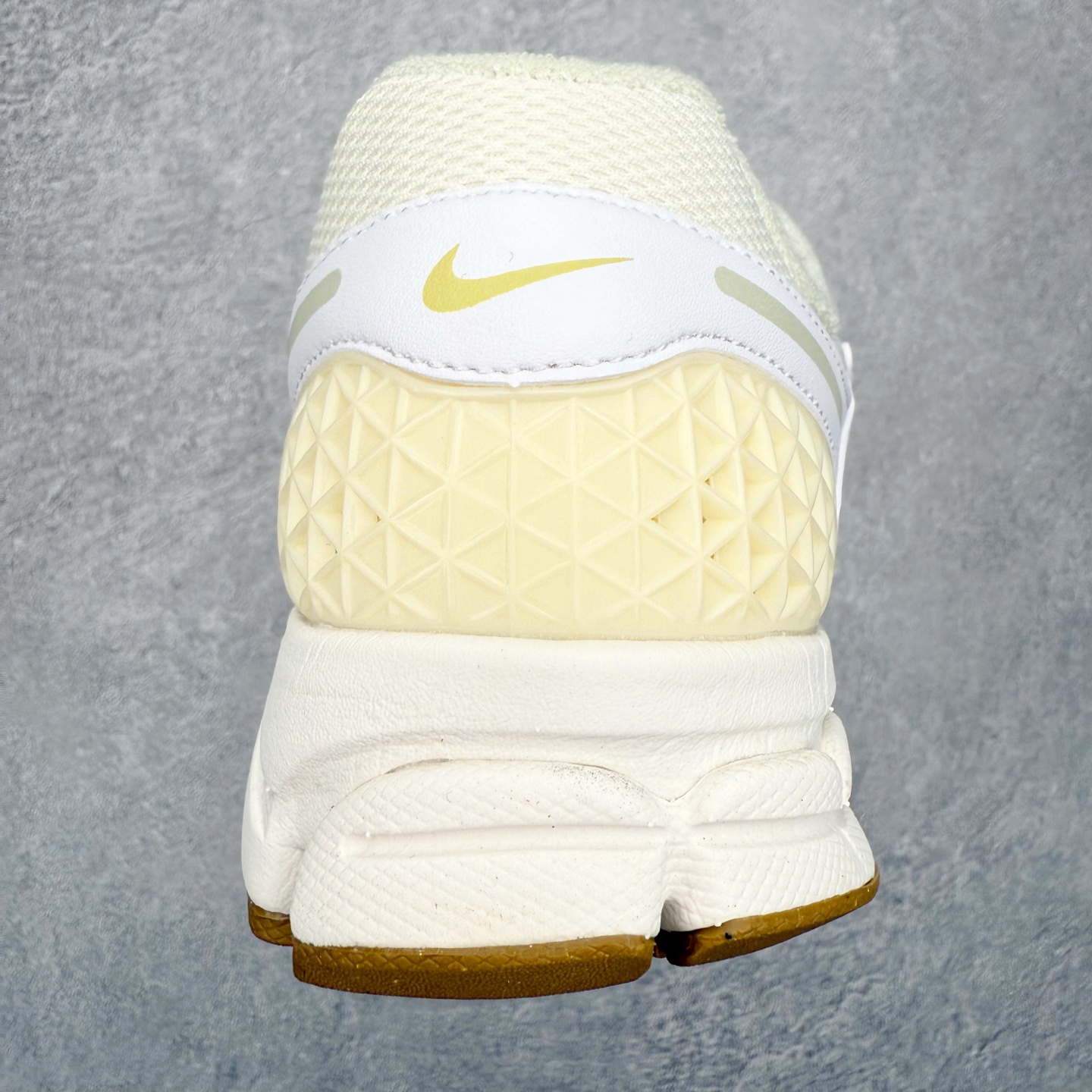 图片[8]-＃纯原 NK Air Zoom Vomero 5 经典复古潮流运动跑鞋 FV3638-171 原装纸板楦头开发 独家私模八层组合大底 市场唯一正确版本 进口三文治网面 融蕴繁复设计风范和丰富层次感 缔造运动鞋佳选 助你轻松型出范 开辟独属于自己的路 鞋款采用多层设计 融入织物与合成材质 塑就本季出众鞋款 合成材质与织物组合鞋面 经久耐穿 后跟网眼拼接和透气孔设计 轻盈透气Zoom Air缓震配置提供出色回弹缓震性能 实现快速离地的出众脚感 巧糅科技感和低调设计 为鞋款注入反光细节 令你迈步间尽显闪耀魅力 结合中性色调 让你驾驭不同穿搭 打造非凡造型 尺码：36 36.5 37.5 38 38.5 39 40 40.5 41 42 42.5 43 44 44.5 45 46-选品中心