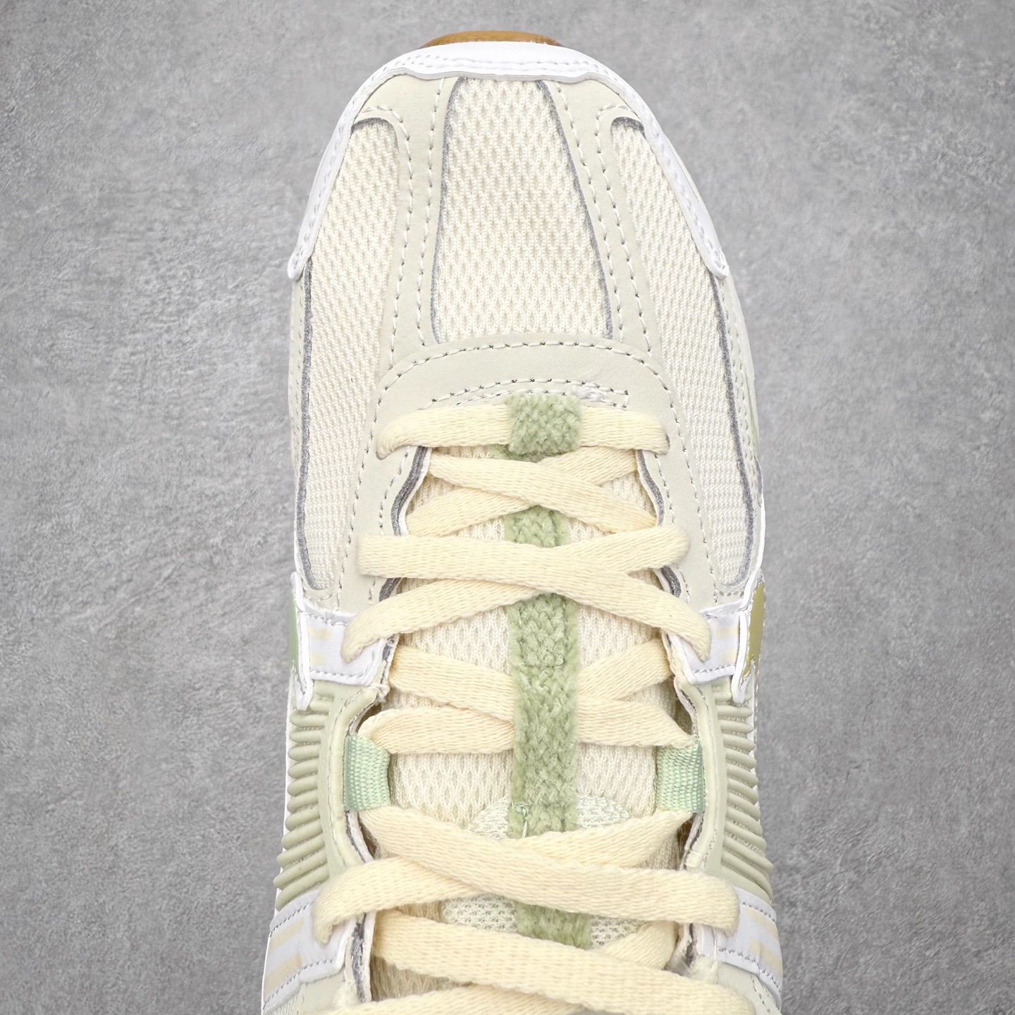 图片[4]-＃纯原 NK Air Zoom Vomero 5 经典复古潮流运动跑鞋 FV3638-171 原装纸板楦头开发 独家私模八层组合大底 市场唯一正确版本 进口三文治网面 融蕴繁复设计风范和丰富层次感 缔造运动鞋佳选 助你轻松型出范 开辟独属于自己的路 鞋款采用多层设计 融入织物与合成材质 塑就本季出众鞋款 合成材质与织物组合鞋面 经久耐穿 后跟网眼拼接和透气孔设计 轻盈透气Zoom Air缓震配置提供出色回弹缓震性能 实现快速离地的出众脚感 巧糅科技感和低调设计 为鞋款注入反光细节 令你迈步间尽显闪耀魅力 结合中性色调 让你驾驭不同穿搭 打造非凡造型 尺码：36 36.5 37.5 38 38.5 39 40 40.5 41 42 42.5 43 44 44.5 45 46-选品中心