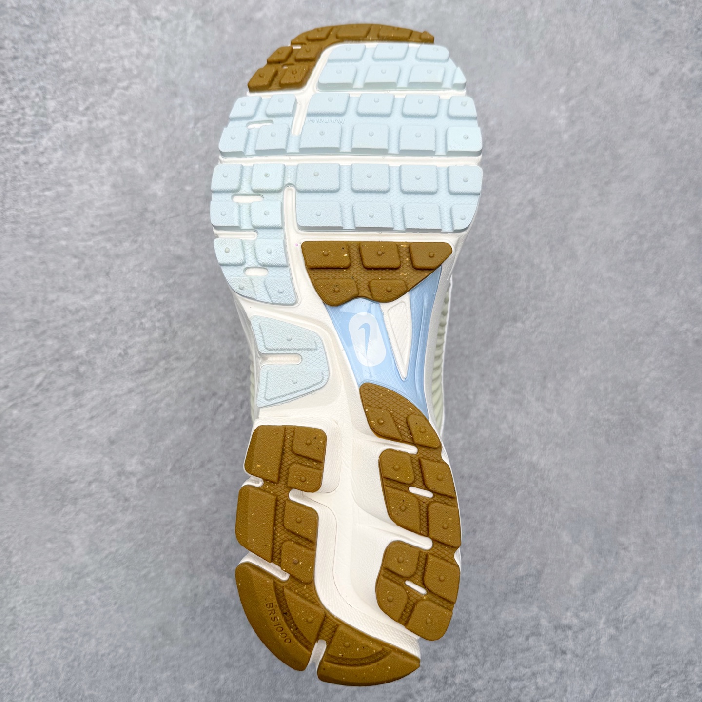 图片[9]-＃纯原 NK Air Zoom Vomero 5 经典复古潮流运动跑鞋 FV3638-171 原装纸板楦头开发 独家私模八层组合大底 市场唯一正确版本 进口三文治网面 融蕴繁复设计风范和丰富层次感 缔造运动鞋佳选 助你轻松型出范 开辟独属于自己的路 鞋款采用多层设计 融入织物与合成材质 塑就本季出众鞋款 合成材质与织物组合鞋面 经久耐穿 后跟网眼拼接和透气孔设计 轻盈透气Zoom Air缓震配置提供出色回弹缓震性能 实现快速离地的出众脚感 巧糅科技感和低调设计 为鞋款注入反光细节 令你迈步间尽显闪耀魅力 结合中性色调 让你驾驭不同穿搭 打造非凡造型 尺码：36 36.5 37.5 38 38.5 39 40 40.5 41 42 42.5 43 44 44.5 45 46-选品中心