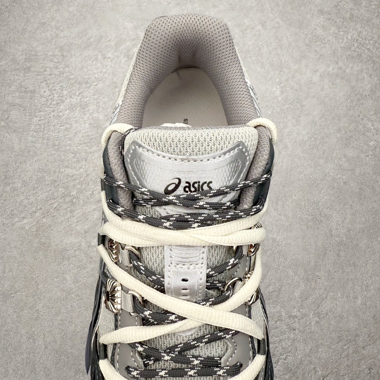 图片[5]-TOGA x ASICS Gel-Cumulus 16 TG 联名款舒适 低帮跑步鞋 男女同款 男女同款 ASICS（亚瑟士）是日本实业家鬼冢喜八郎创立的跑鞋运动品牌，名字想法源自著名的拉丁谚语“AnimaSana In Corpore Sano”，意为“健全的精神寓于强健的体魄”。正如其名字的含义，ASICS亚瑟士一直坚信保持身体的健康与活力是打造健康快乐的生活方式的最佳途径。亚瑟士的跑鞋、篮球鞋等系列集专业与美貌于一身，拥有极高的热度。2016年，ASICS在“2016年日本最佳全球品牌”排行榜名列第17名。尺码：36 37 37.5 38 39 39.5 40 40.5 41.5 42 42.5 43.5 44 45-选品中心