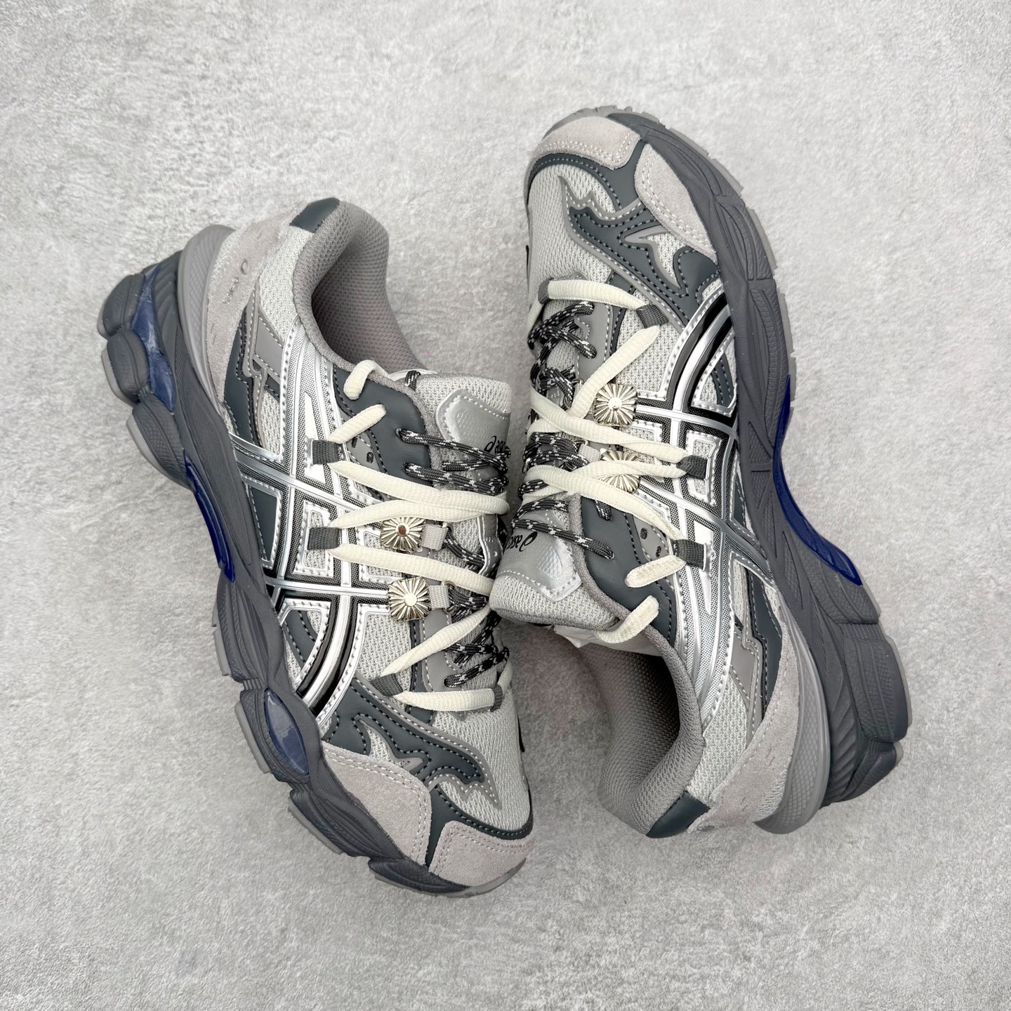 图片[3]-TOGA x ASICS Gel-Cumulus 16 TG 联名款舒适 低帮跑步鞋 男女同款 男女同款 ASICS（亚瑟士）是日本实业家鬼冢喜八郎创立的跑鞋运动品牌，名字想法源自著名的拉丁谚语“AnimaSana In Corpore Sano”，意为“健全的精神寓于强健的体魄”。正如其名字的含义，ASICS亚瑟士一直坚信保持身体的健康与活力是打造健康快乐的生活方式的最佳途径。亚瑟士的跑鞋、篮球鞋等系列集专业与美貌于一身，拥有极高的热度。2016年，ASICS在“2016年日本最佳全球品牌”排行榜名列第17名。尺码：36 37 37.5 38 39 39.5 40 40.5 41.5 42 42.5 43.5 44 45-选品中心