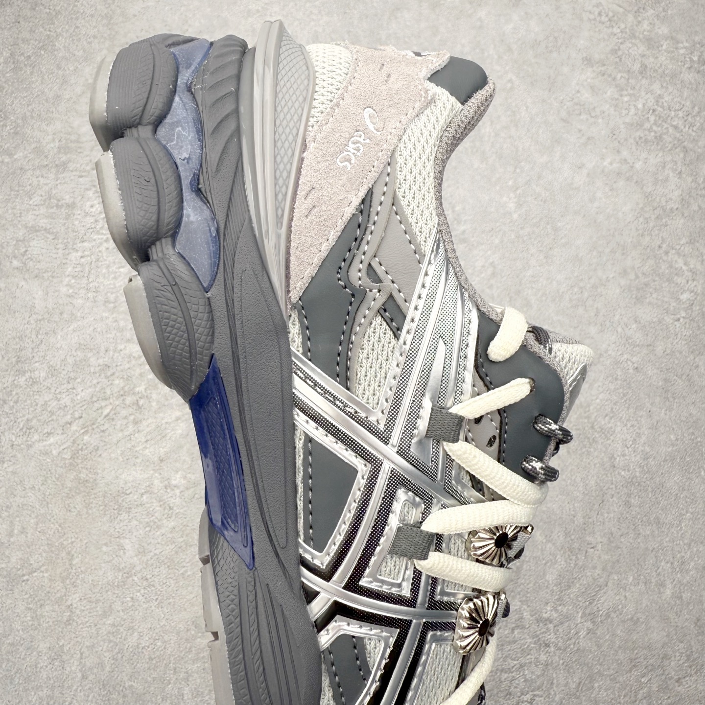 图片[6]-TOGA x ASICS Gel-Cumulus 16 TG 联名款舒适 低帮跑步鞋 男女同款 男女同款 ASICS（亚瑟士）是日本实业家鬼冢喜八郎创立的跑鞋运动品牌，名字想法源自著名的拉丁谚语“AnimaSana In Corpore Sano”，意为“健全的精神寓于强健的体魄”。正如其名字的含义，ASICS亚瑟士一直坚信保持身体的健康与活力是打造健康快乐的生活方式的最佳途径。亚瑟士的跑鞋、篮球鞋等系列集专业与美貌于一身，拥有极高的热度。2016年，ASICS在“2016年日本最佳全球品牌”排行榜名列第17名。尺码：36 37 37.5 38 39 39.5 40 40.5 41.5 42 42.5 43.5 44 45-选品中心