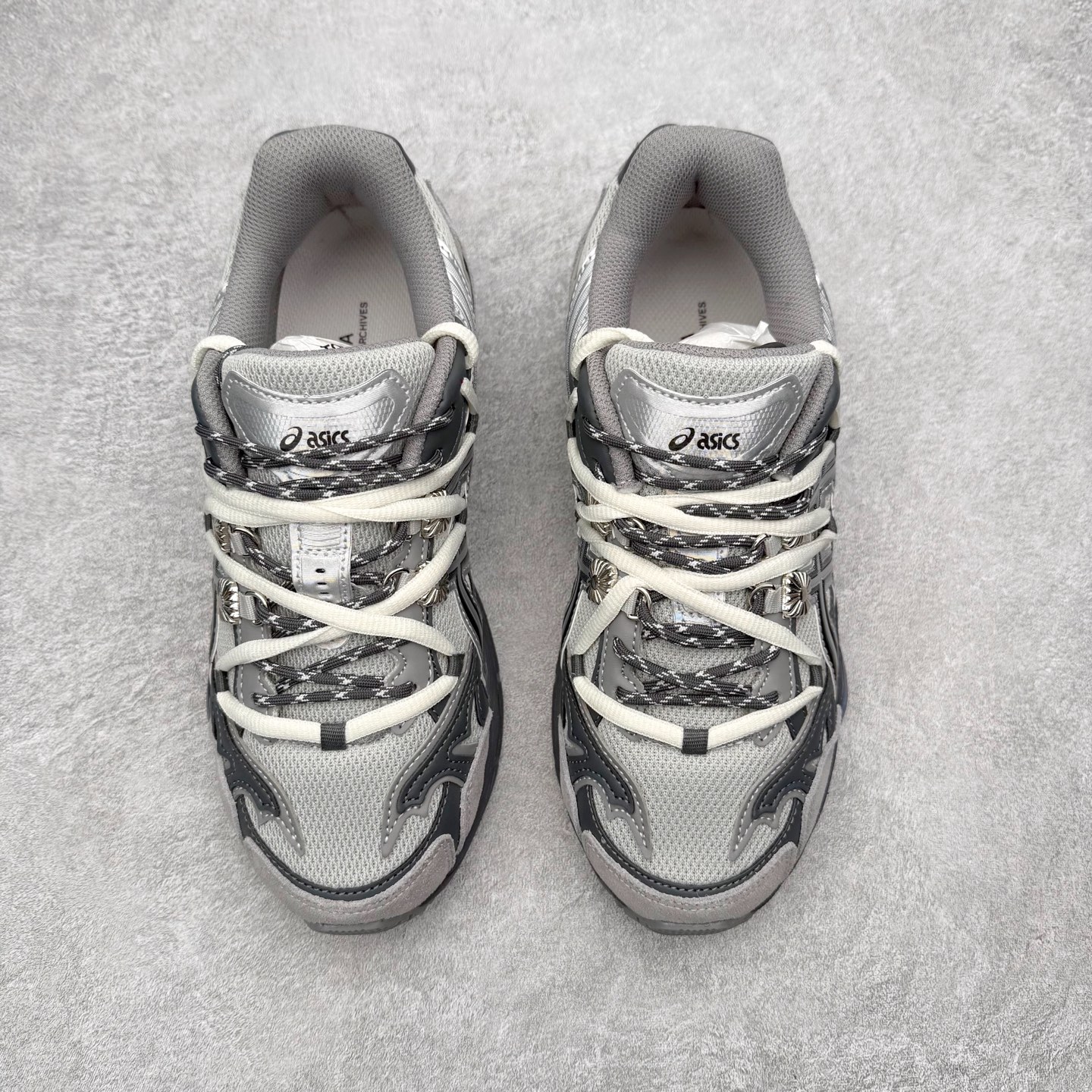 图片[2]-TOGA x ASICS Gel-Cumulus 16 TG 联名款舒适 低帮跑步鞋 男女同款 男女同款 ASICS（亚瑟士）是日本实业家鬼冢喜八郎创立的跑鞋运动品牌，名字想法源自著名的拉丁谚语“AnimaSana In Corpore Sano”，意为“健全的精神寓于强健的体魄”。正如其名字的含义，ASICS亚瑟士一直坚信保持身体的健康与活力是打造健康快乐的生活方式的最佳途径。亚瑟士的跑鞋、篮球鞋等系列集专业与美貌于一身，拥有极高的热度。2016年，ASICS在“2016年日本最佳全球品牌”排行榜名列第17名。尺码：36 37 37.5 38 39 39.5 40 40.5 41.5 42 42.5 43.5 44 45-选品中心