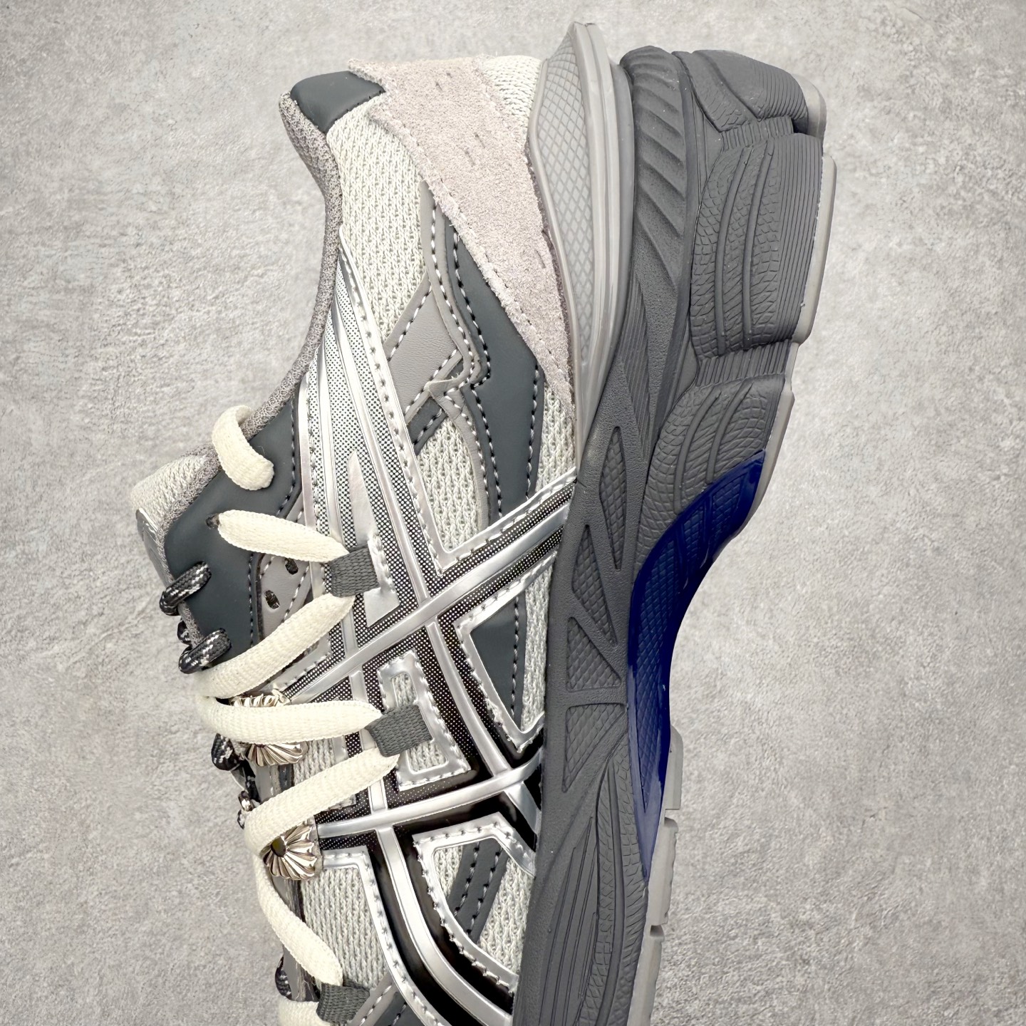 图片[7]-TOGA x ASICS Gel-Cumulus 16 TG 联名款舒适 低帮跑步鞋 男女同款 男女同款 ASICS（亚瑟士）是日本实业家鬼冢喜八郎创立的跑鞋运动品牌，名字想法源自著名的拉丁谚语“AnimaSana In Corpore Sano”，意为“健全的精神寓于强健的体魄”。正如其名字的含义，ASICS亚瑟士一直坚信保持身体的健康与活力是打造健康快乐的生活方式的最佳途径。亚瑟士的跑鞋、篮球鞋等系列集专业与美貌于一身，拥有极高的热度。2016年，ASICS在“2016年日本最佳全球品牌”排行榜名列第17名。尺码：36 37 37.5 38 39 39.5 40 40.5 41.5 42 42.5 43.5 44 45-选品中心