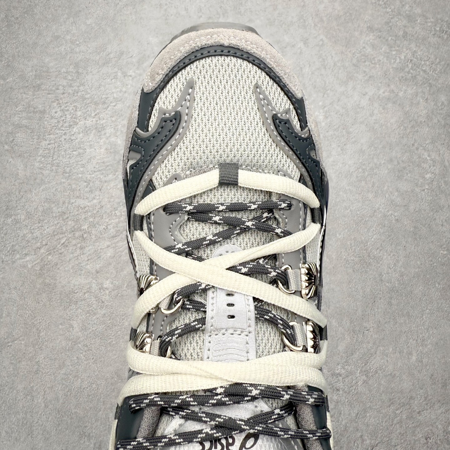 图片[4]-TOGA x ASICS Gel-Cumulus 16 TG 联名款舒适 低帮跑步鞋 男女同款 男女同款 ASICS（亚瑟士）是日本实业家鬼冢喜八郎创立的跑鞋运动品牌，名字想法源自著名的拉丁谚语“AnimaSana In Corpore Sano”，意为“健全的精神寓于强健的体魄”。正如其名字的含义，ASICS亚瑟士一直坚信保持身体的健康与活力是打造健康快乐的生活方式的最佳途径。亚瑟士的跑鞋、篮球鞋等系列集专业与美貌于一身，拥有极高的热度。2016年，ASICS在“2016年日本最佳全球品牌”排行榜名列第17名。尺码：36 37 37.5 38 39 39.5 40 40.5 41.5 42 42.5 43.5 44 45-选品中心