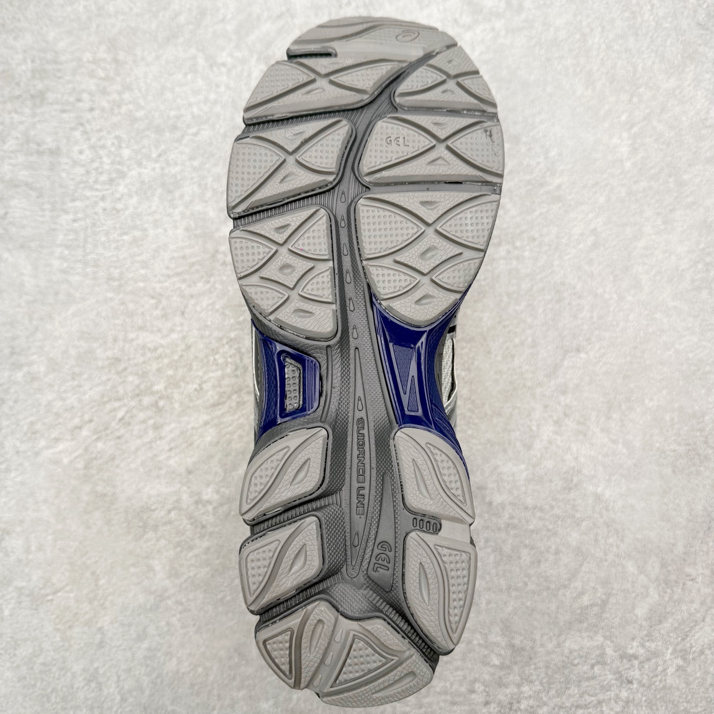 图片[9]-TOGA x ASICS Gel-Cumulus 16 TG 联名款舒适 低帮跑步鞋 男女同款 男女同款 ASICS（亚瑟士）是日本实业家鬼冢喜八郎创立的跑鞋运动品牌，名字想法源自著名的拉丁谚语“AnimaSana In Corpore Sano”，意为“健全的精神寓于强健的体魄”。正如其名字的含义，ASICS亚瑟士一直坚信保持身体的健康与活力是打造健康快乐的生活方式的最佳途径。亚瑟士的跑鞋、篮球鞋等系列集专业与美貌于一身，拥有极高的热度。2016年，ASICS在“2016年日本最佳全球品牌”排行榜名列第17名。尺码：36 37 37.5 38 39 39.5 40 40.5 41.5 42 42.5 43.5 44 45-选品中心