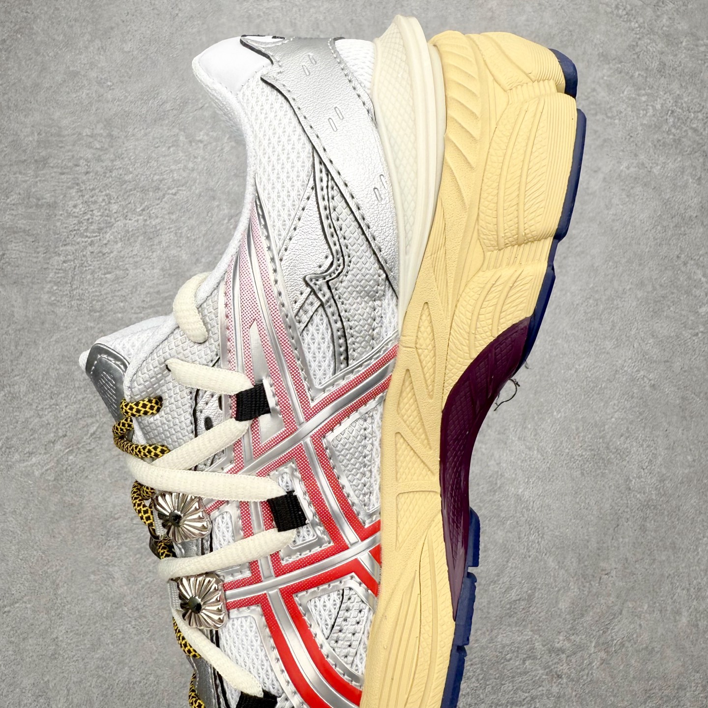 图片[7]-TOGA x ASICS Gel-Cumulus 16 TG 联名款舒适 低帮跑步鞋 男女同款 男女同款 ASICS（亚瑟士）是日本实业家鬼冢喜八郎创立的跑鞋运动品牌，名字想法源自著名的拉丁谚语“AnimaSana In Corpore Sano”，意为“健全的精神寓于强健的体魄”。正如其名字的含义，ASICS亚瑟士一直坚信保持身体的健康与活力是打造健康快乐的生活方式的最佳途径。亚瑟士的跑鞋、篮球鞋等系列集专业与美貌于一身，拥有极高的热度。2016年，ASICS在“2016年日本最佳全球品牌”排行榜名列第17名。尺码：36 37 37.5 38 39 39.5 40 40.5 41.5 42 42.5 43.5 44 45-选品中心