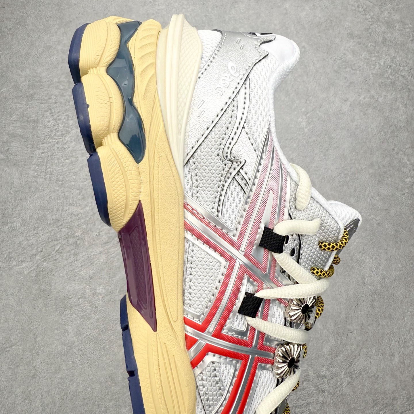 图片[6]-TOGA x ASICS Gel-Cumulus 16 TG 联名款舒适 低帮跑步鞋 男女同款 男女同款 ASICS（亚瑟士）是日本实业家鬼冢喜八郎创立的跑鞋运动品牌，名字想法源自著名的拉丁谚语“AnimaSana In Corpore Sano”，意为“健全的精神寓于强健的体魄”。正如其名字的含义，ASICS亚瑟士一直坚信保持身体的健康与活力是打造健康快乐的生活方式的最佳途径。亚瑟士的跑鞋、篮球鞋等系列集专业与美貌于一身，拥有极高的热度。2016年，ASICS在“2016年日本最佳全球品牌”排行榜名列第17名。尺码：36 37 37.5 38 39 39.5 40 40.5 41.5 42 42.5 43.5 44 45-选品中心